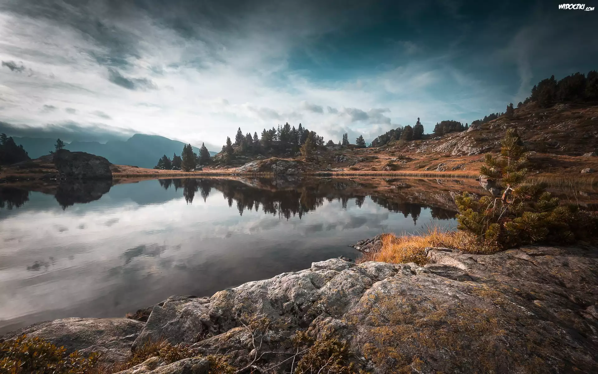 Jezioro Lac Achard, Skały, Odbicie, Ośrodek Chamrousse, Miejscowość Livet et Gavet, Departament Isere, Francja
