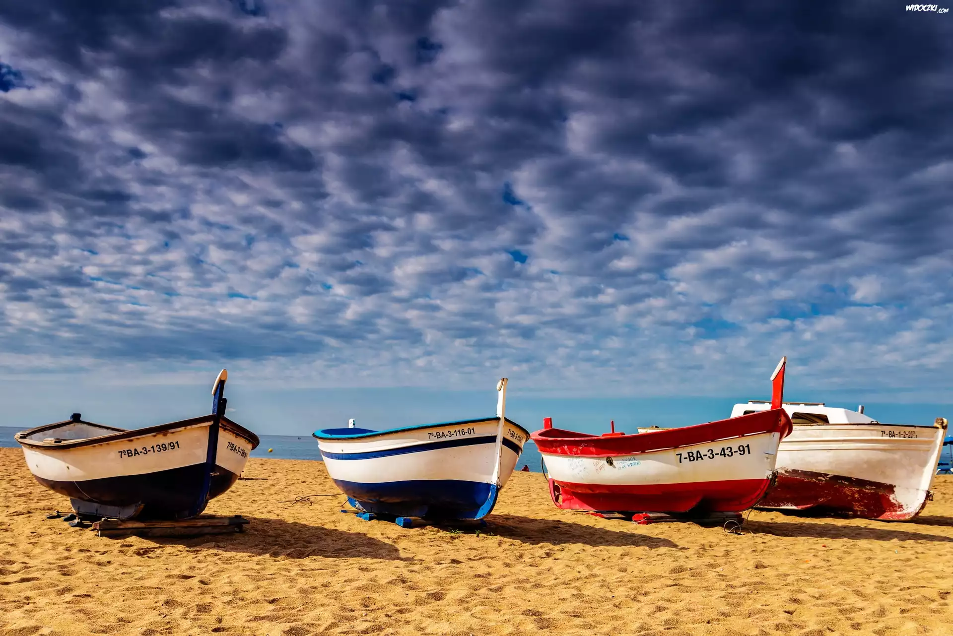 Plaża, Łódki, Chmury