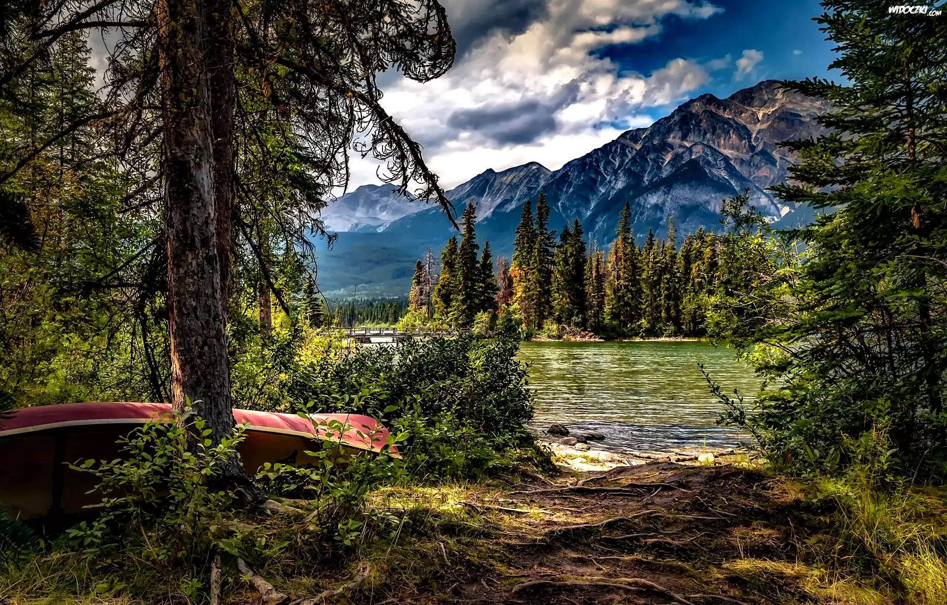 Kanada, Prowincja Alberta, Park Narodowy Jasper, Jezioro Pyramid Lake, Góry, Drzewa, Łódź