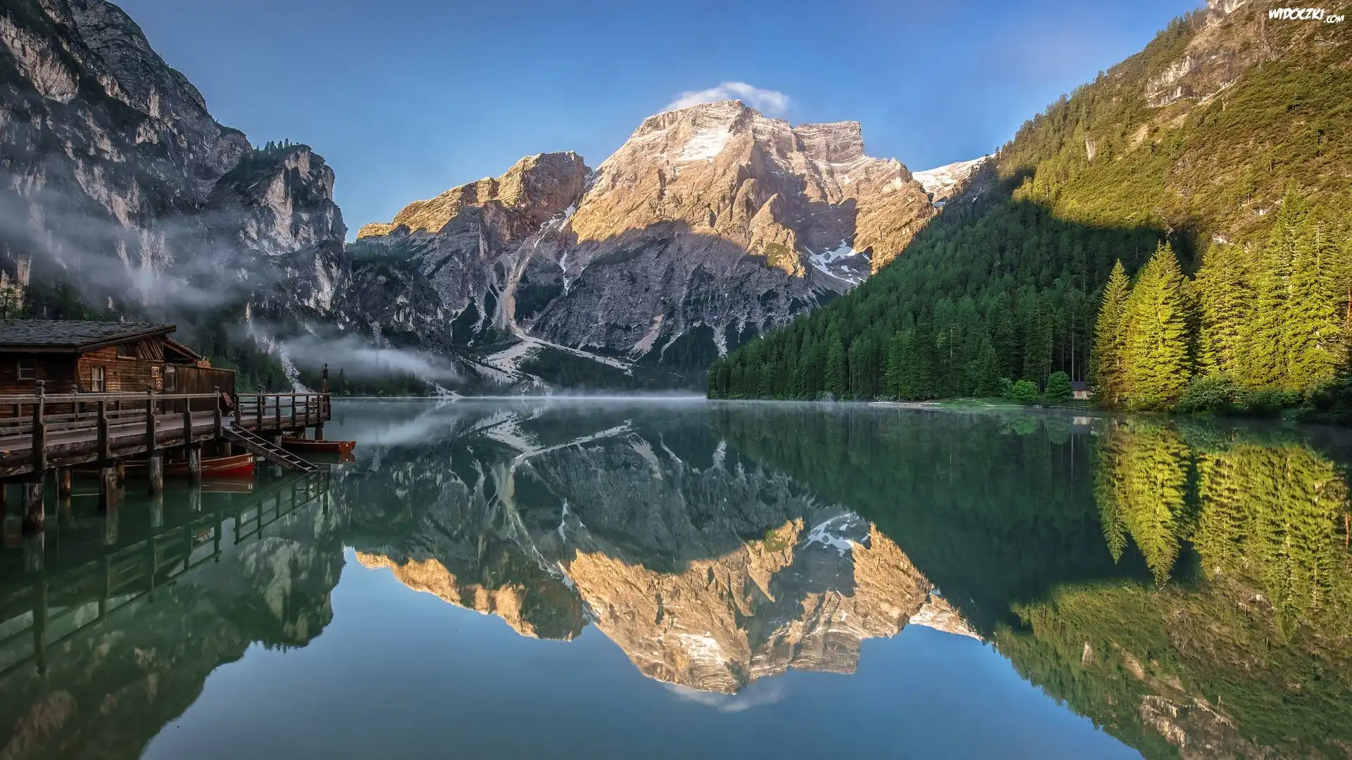Włochy, Jezioro Pragser Wildsee, Góry, Dolomity, Drzewa, Domki, Odbicie, Łodzie