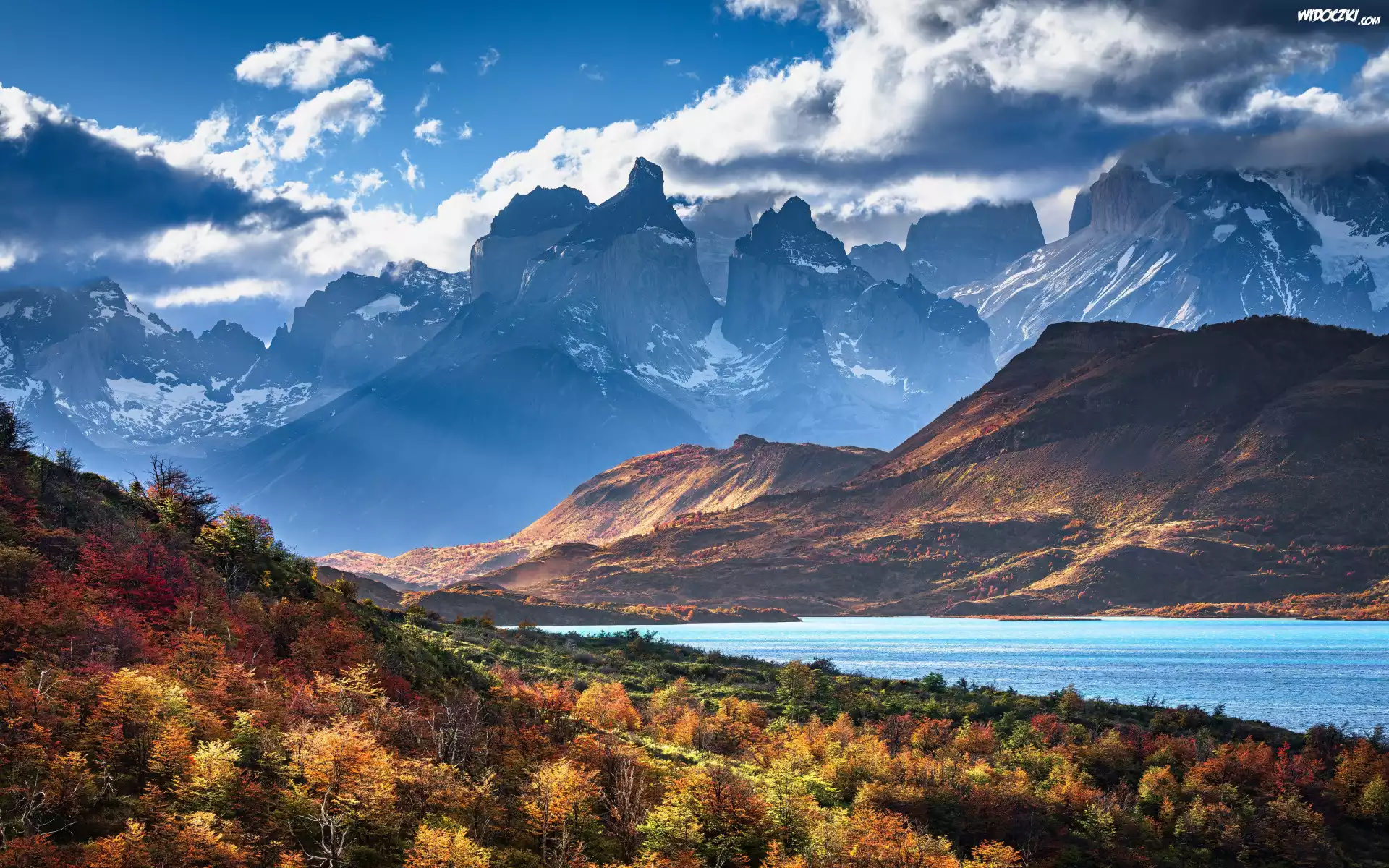 Góry, Torres del Paine, Jezioro, Pehoe Lake, Chmury, Roślinność, Chile, Patagonia, Ameryka Południowa