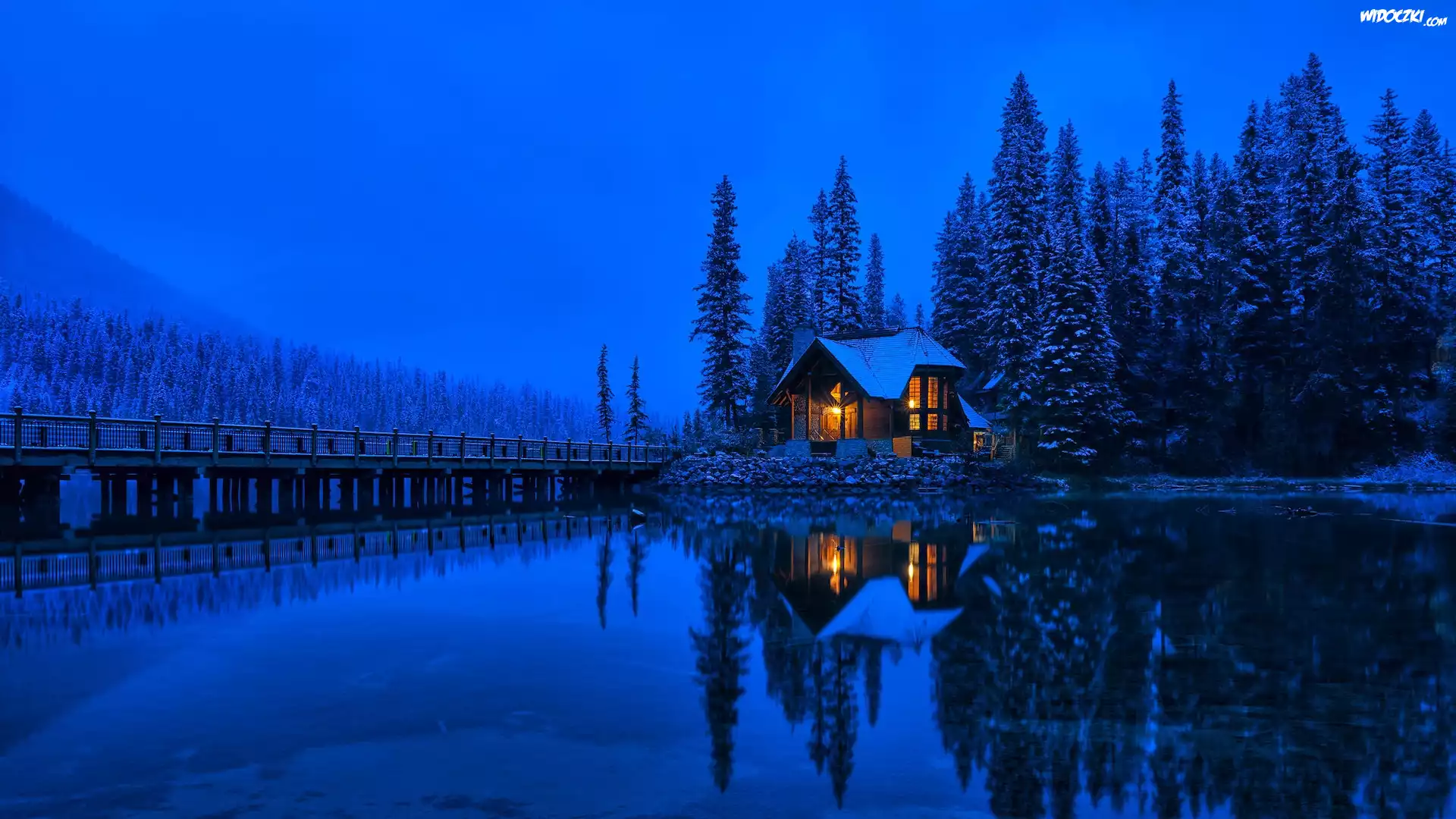 Park Narodowy Yoho, Jezioro, Emerald Lake, Dom, Oświetlony, Most, Góry, Las, Drzewa, Prowincja Kolumbia Brytyjska, Kanada