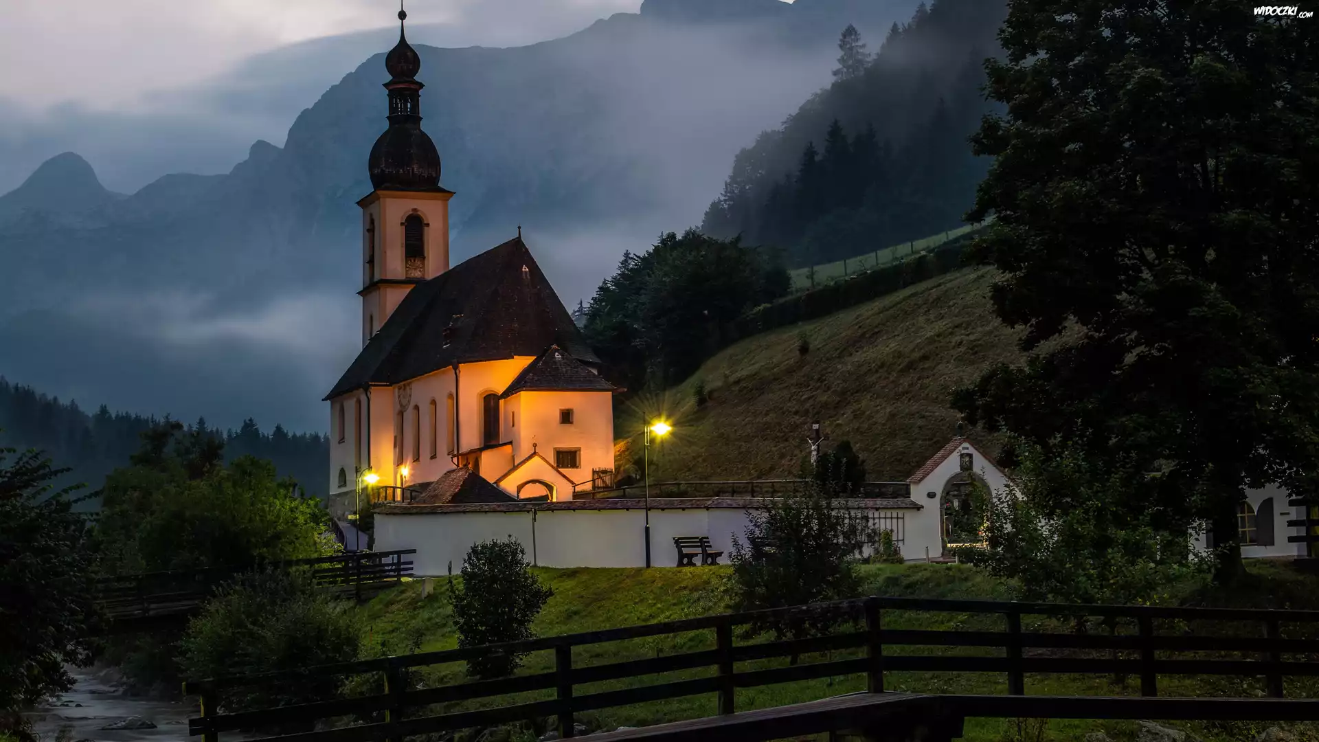 Park Narodowy Berchtesgaden, Ramsau bei Berchtesgaden, Góry, Alpy, Oświetlony, Kościół św Sebastiana, Drzewa, Rzeka Ramsauer Ache, Most, Bawaria, Niemcy