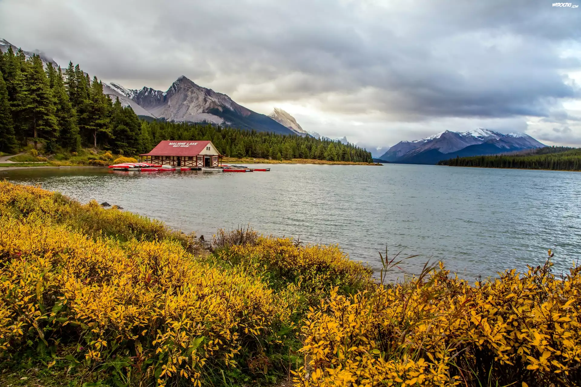 Kanada, Park Narodowy Jasper, Prowincja Alberta, Jezioro Maligne, Góry, Lasy, Przystań, Łódki, Jesień