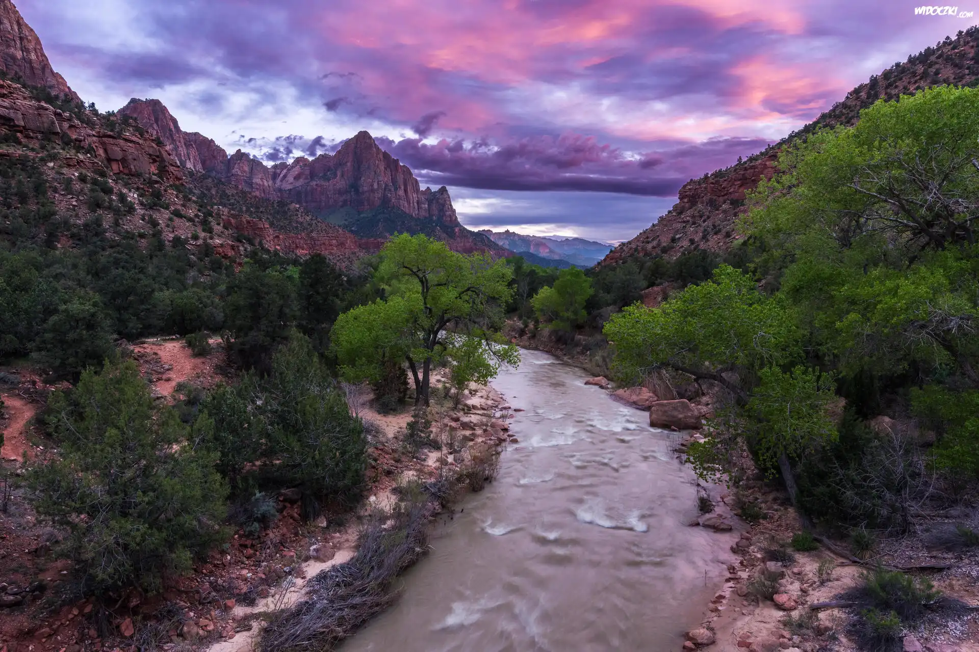 Park Narodowy Zion, Stan Utah, Rzeka, Kamienie, Drzewa, Góra Watchman, Rzeka Virgin River, Skały, Chmury, Zachód słońca, Stany Zjednoczone