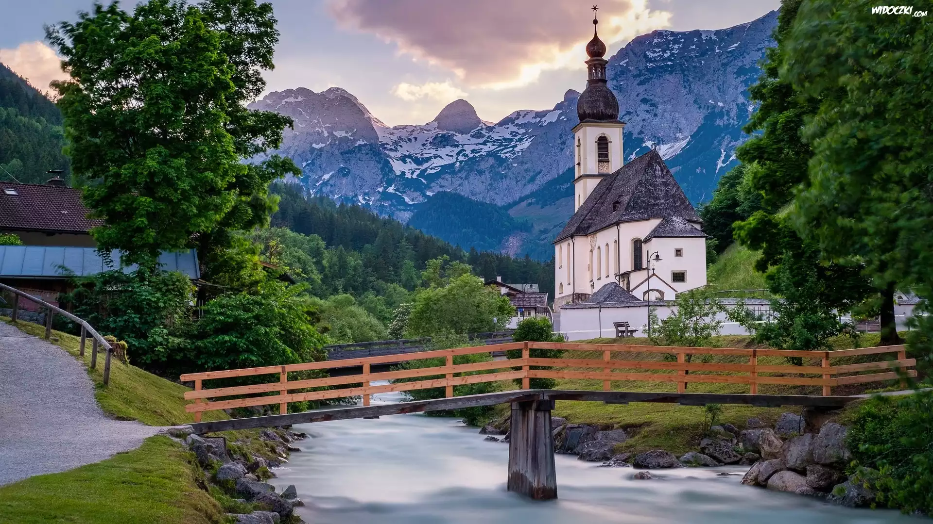 Park Narodowy Berchtesgaden, Ramsau bei Berchtesgaden, Góry, Alpy, Kościół św Sebastiana, Drzewa, Rzeka, Ramsauer Ache, Most, Bawaria, Niemcy