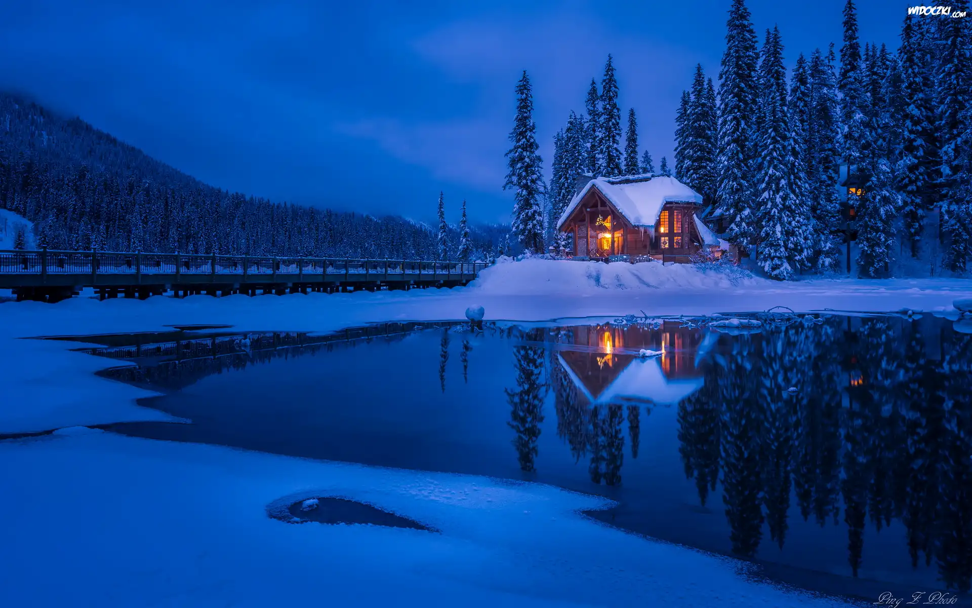 Park Narodowy Yoho, Jezioro Emerald Lake, Zima, Śnieg, Lód, Dom, Most, Góry, Las, Drzewa, Prowincja Kolumbia Brytyjska, Kanada
