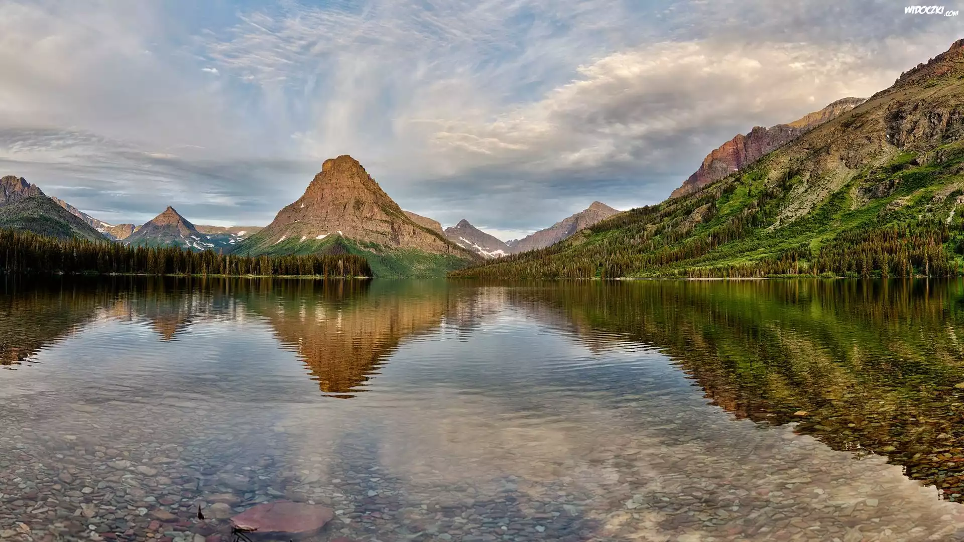Park Narodowy Glacier, Góry, Góra, Sinopah Mountain, Jezioro, Two Medicine Lake, Drzewa, Odbicie, Chmury, Stan Montana, Stany Zjednoczone