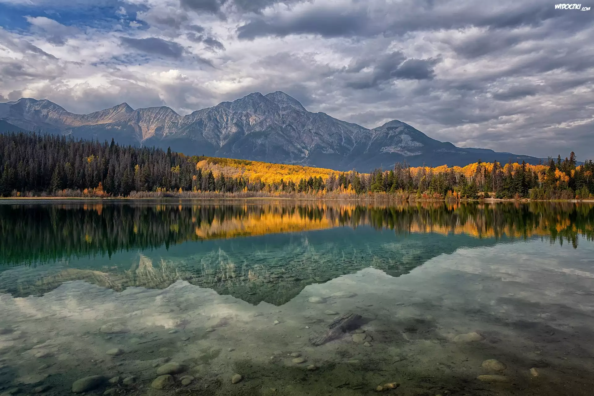 Kanada, Prowincja Alberta, Park Narodowy Jasper, Jezioro, Patricia Lake, Odbicie, Jesień, Góry, Drzewa
