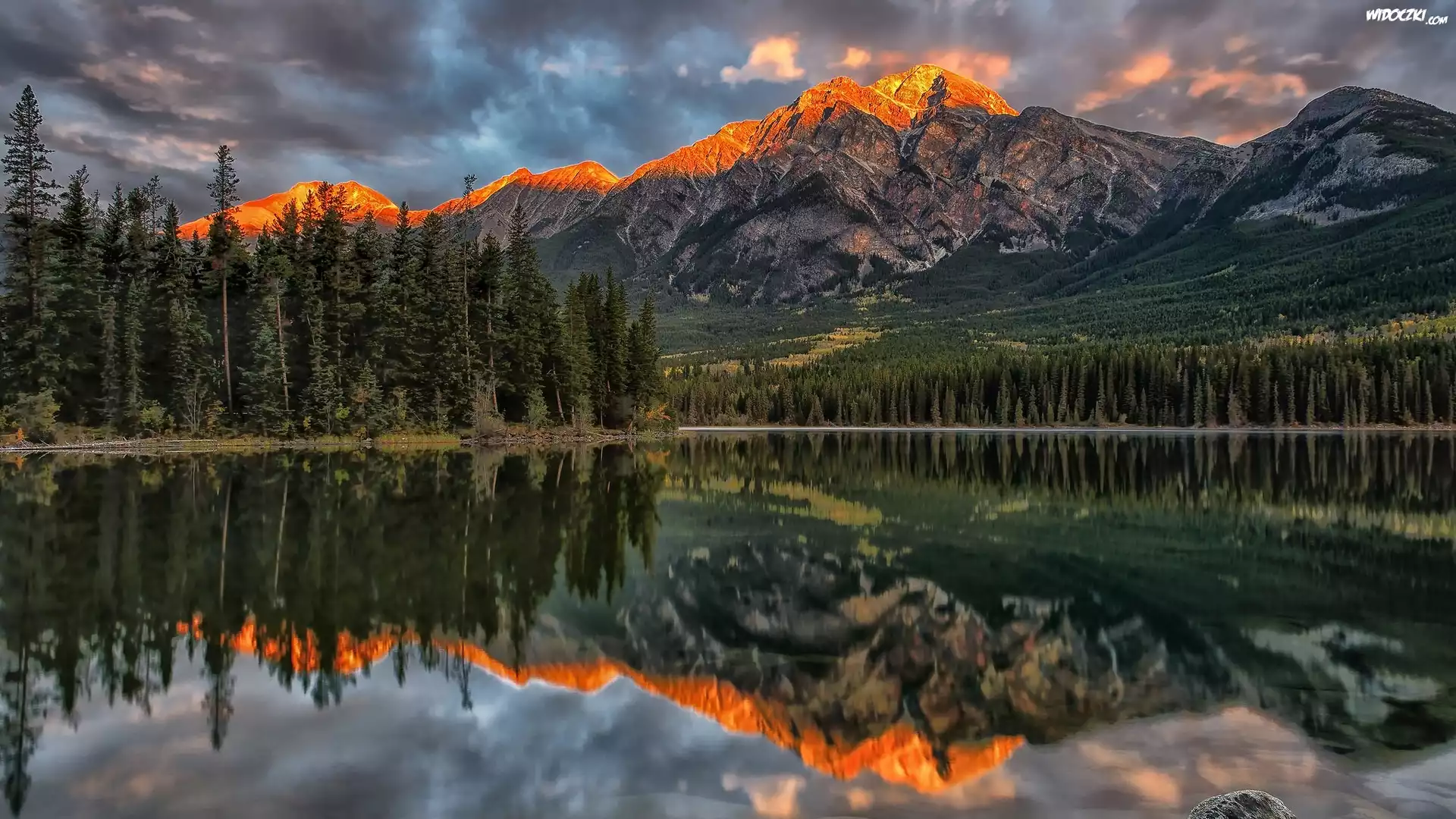 Kanada, Park Narodowy Jasper, Góry, Jezioro Pyramid Lake, Drzewa, Odbicie