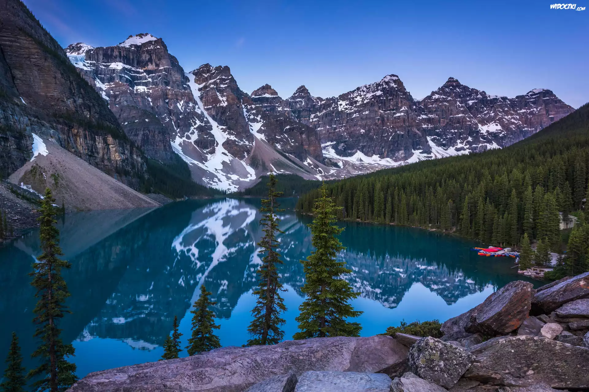 Park Narodowy Banff, Prowincja Alberta, Jezioro, Moraine Lake, Góry, Drzewa, Kamienie, Chmury, Kanada
