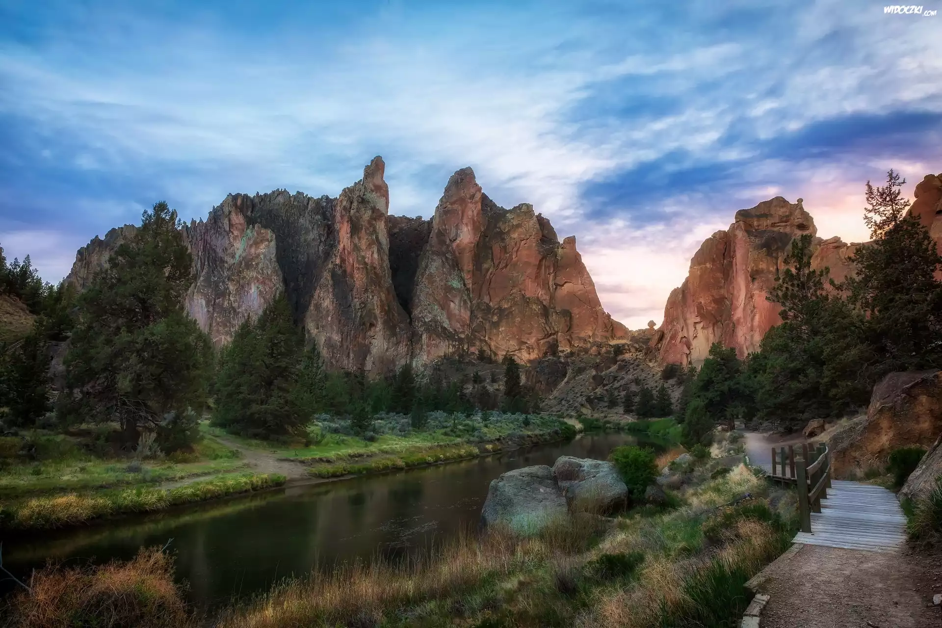 Park stanowy Smith Rock State Park, Rzeka Crooked River, Stan Oregon, Stany Zjednoczone, Ścieżka, Skały, Mostek