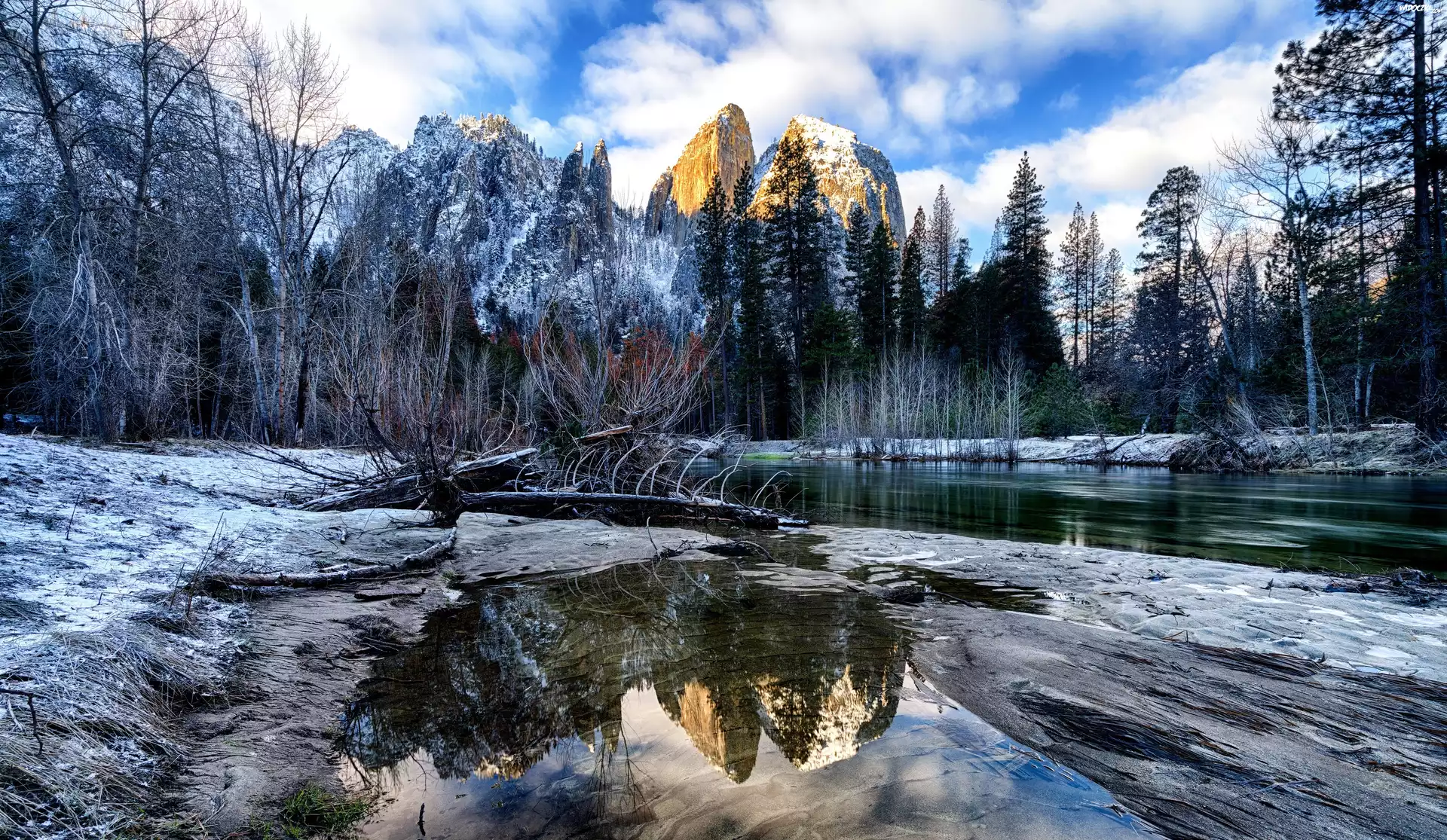 Stany Zjednoczone, Stan Kalifornia, Park Narodowy Yosemite, Zima, Góry, Drzewa, Rzeka Merced River, Odbicie