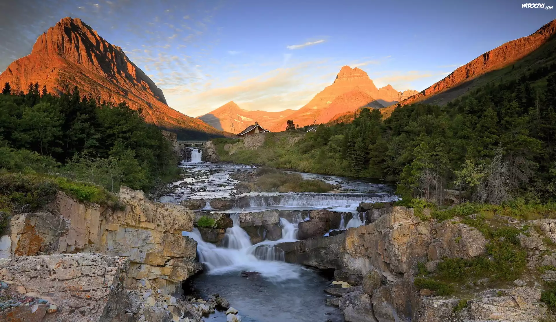 Stany Zjednoczone, Stan Montana, Park Narodowy Glacier, Wodospad Swiftcurrent Falls, Góry, Skały, Drzewa, Rzeka