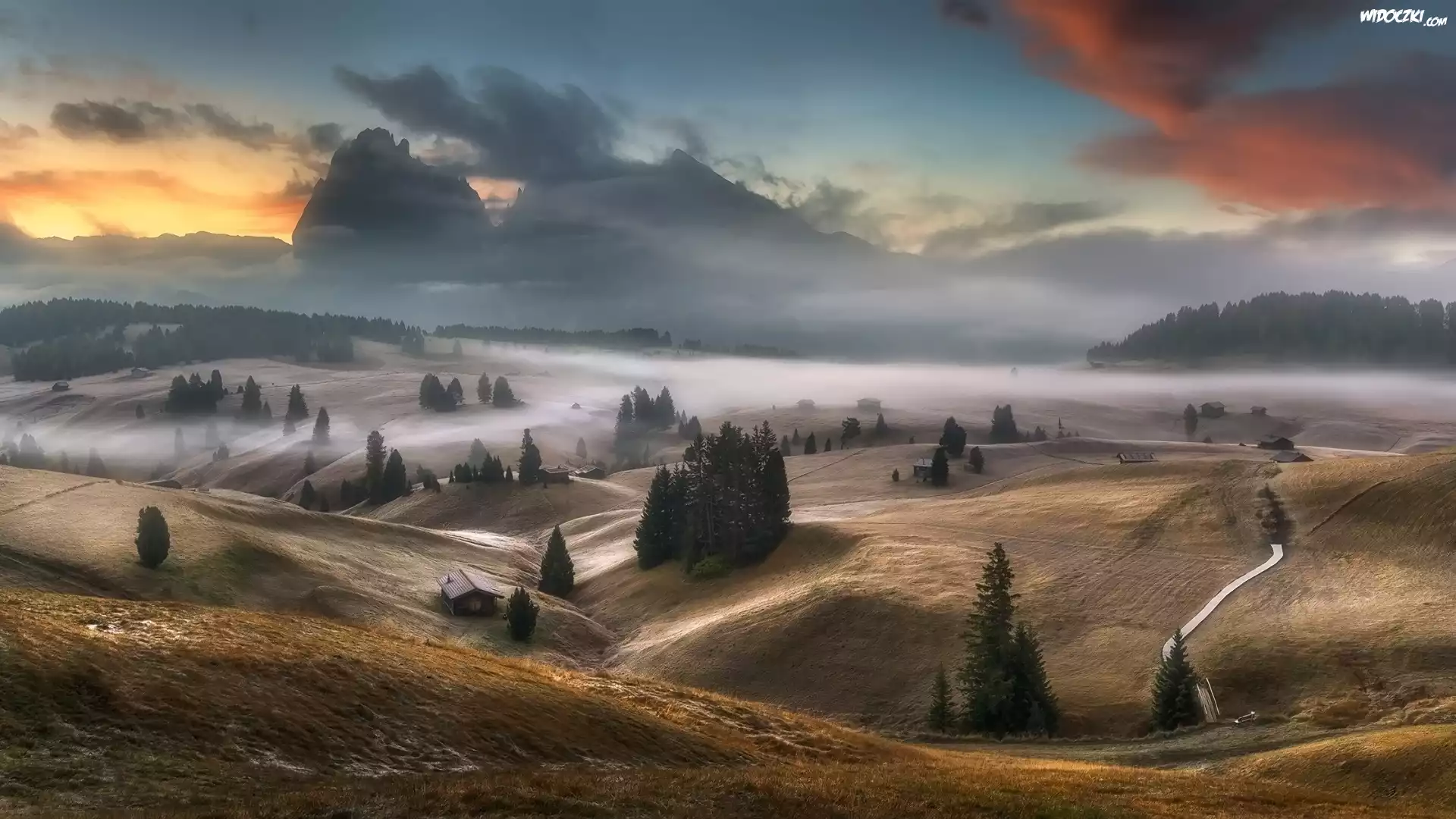 Płaskowyż, Seiser Alm, Dolina Val Gardena, Góry Sassolungo, Włochy, Dolomity, Mgła, Domy, Jesień