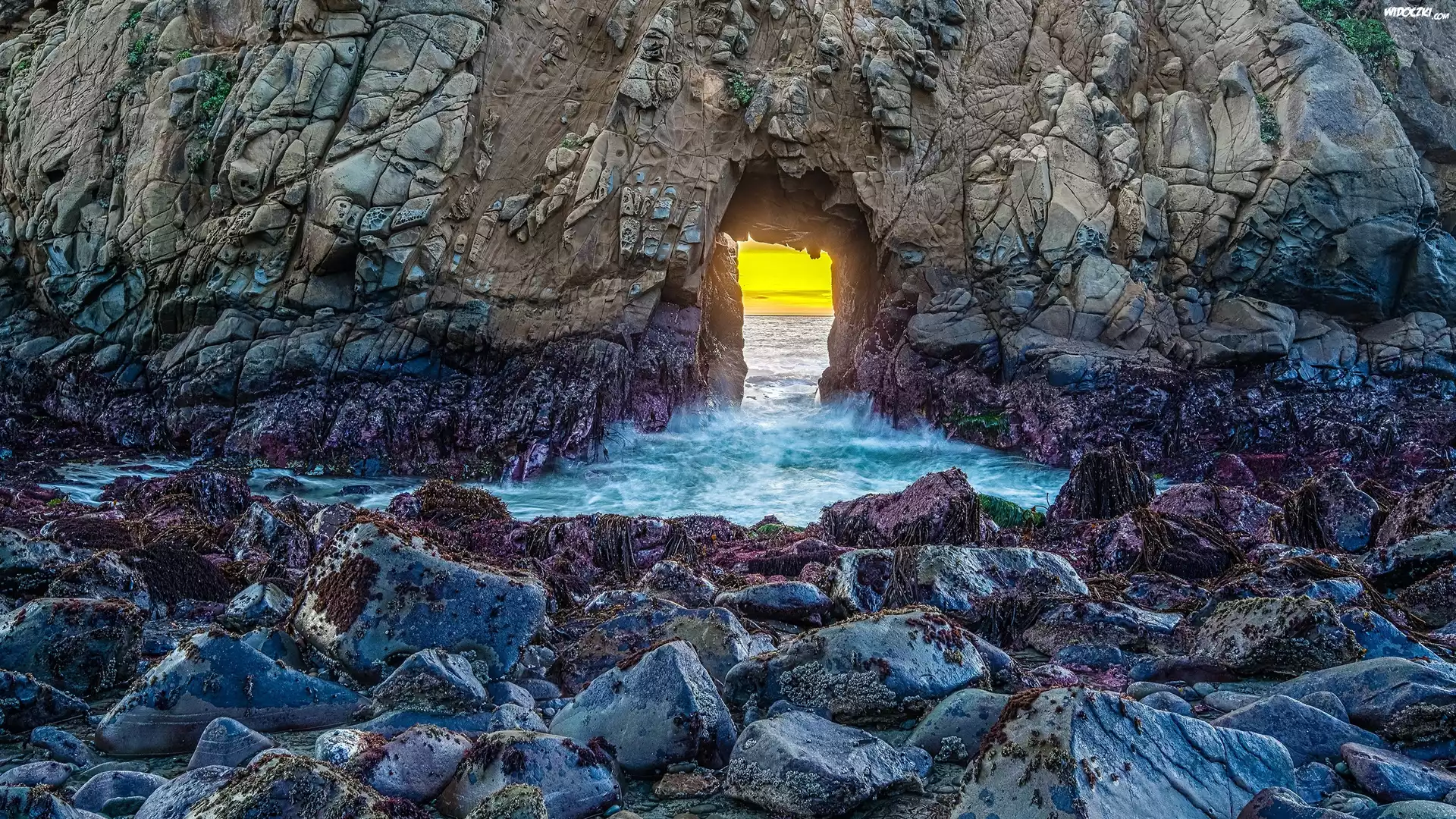 Plaża Pfeiffer Beach, Morze, Skała, Łuk Keyhole Rock, Kamienie, Stan Kalifornia, Stany Zjednoczone