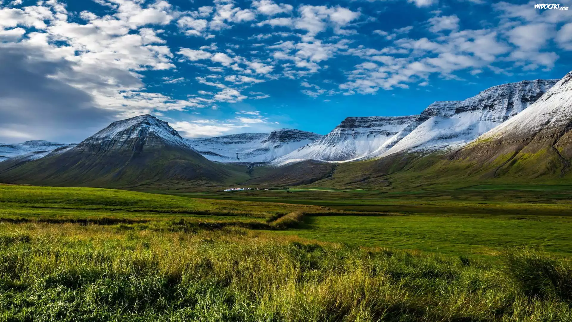 Islandia, Półwysep Westfjords, Góry, Łąki, Pola, Chmury