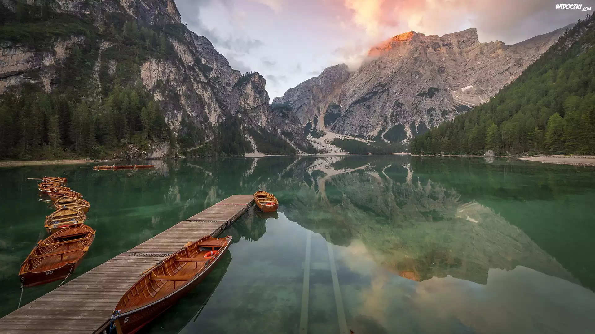 Włochy, Jezioro Pragser Wildsee, Lago di Braies, Góry, Dolomity, Pomost, Łódki