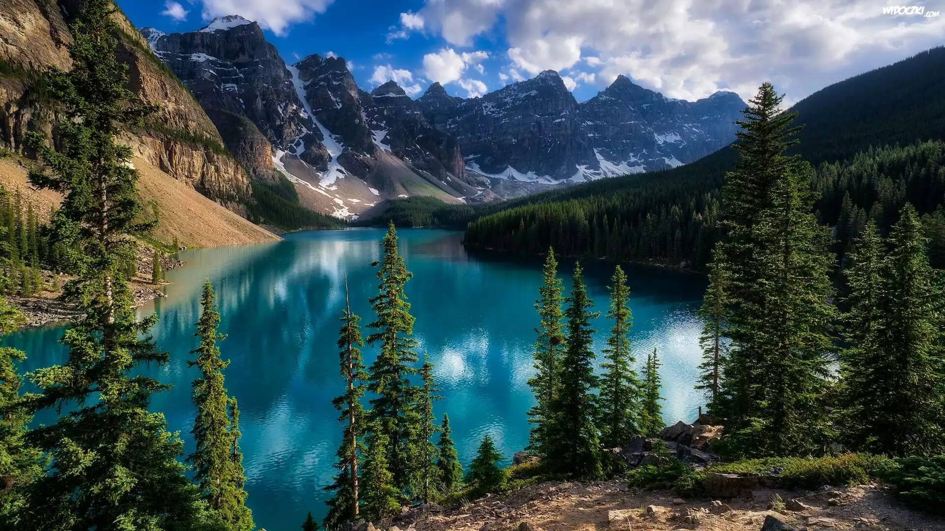 Kanada, Prowincja Alberta, Park Narodowy Banff, Jezioro Moraine, Drzewa, Chmury