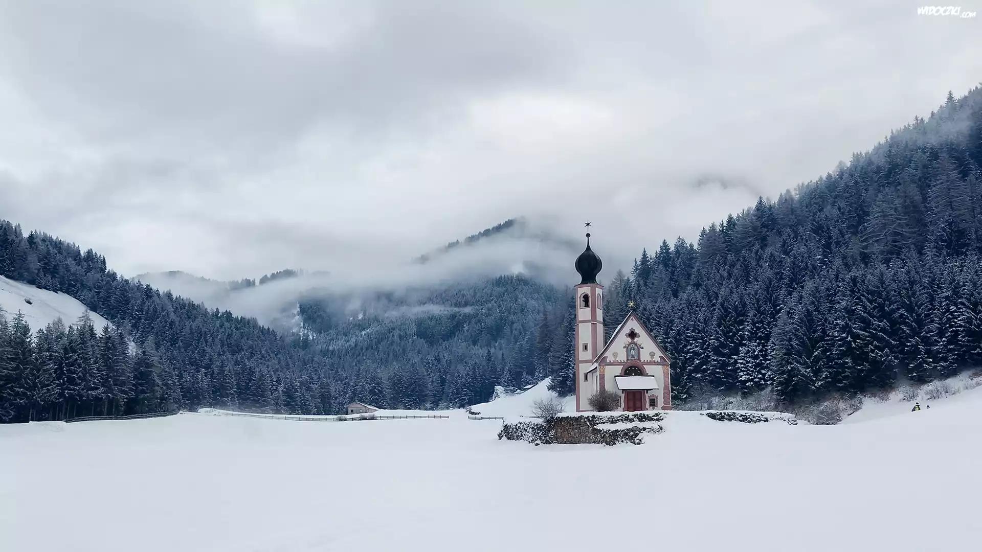 Włochy, Prowincja Bolzano, Rejon Trydent-Górna Adyga, Dolina Val di Funes, Kościół św. Jana, Dolomity, Zima, Mgła, Góry, Las, Drzewa