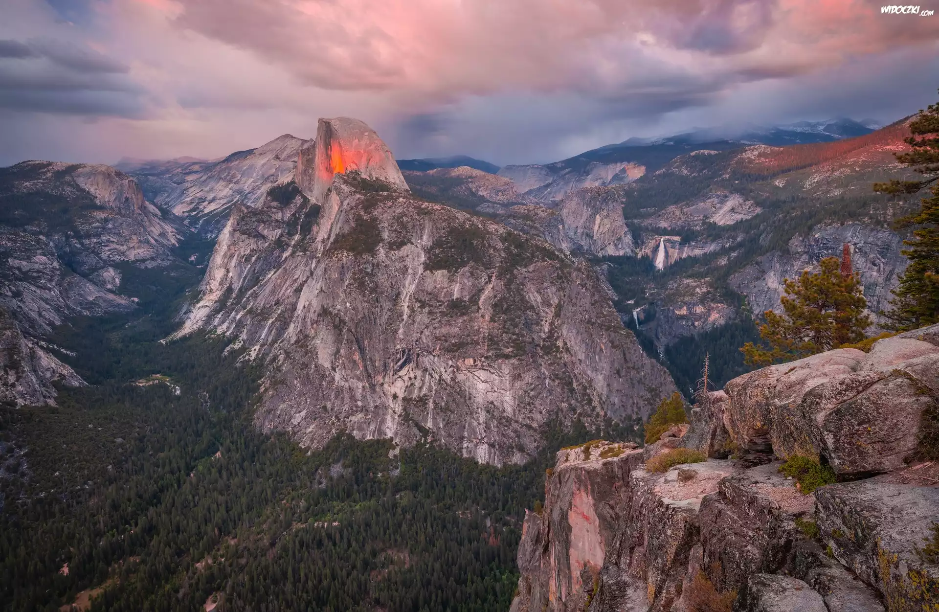 Punkt widokowy Glacier Point, Góry, Rozświetlona, Góra, Half Dome, Park Narodowy Yosemite, Kalifornia, Stany Zjednoczone