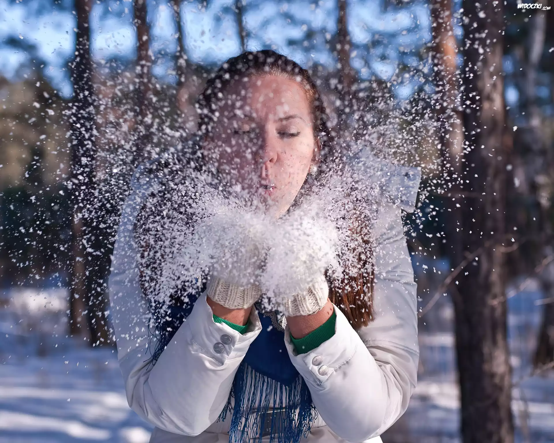 Radosna, Kobieta, Śnieg, Drzewa