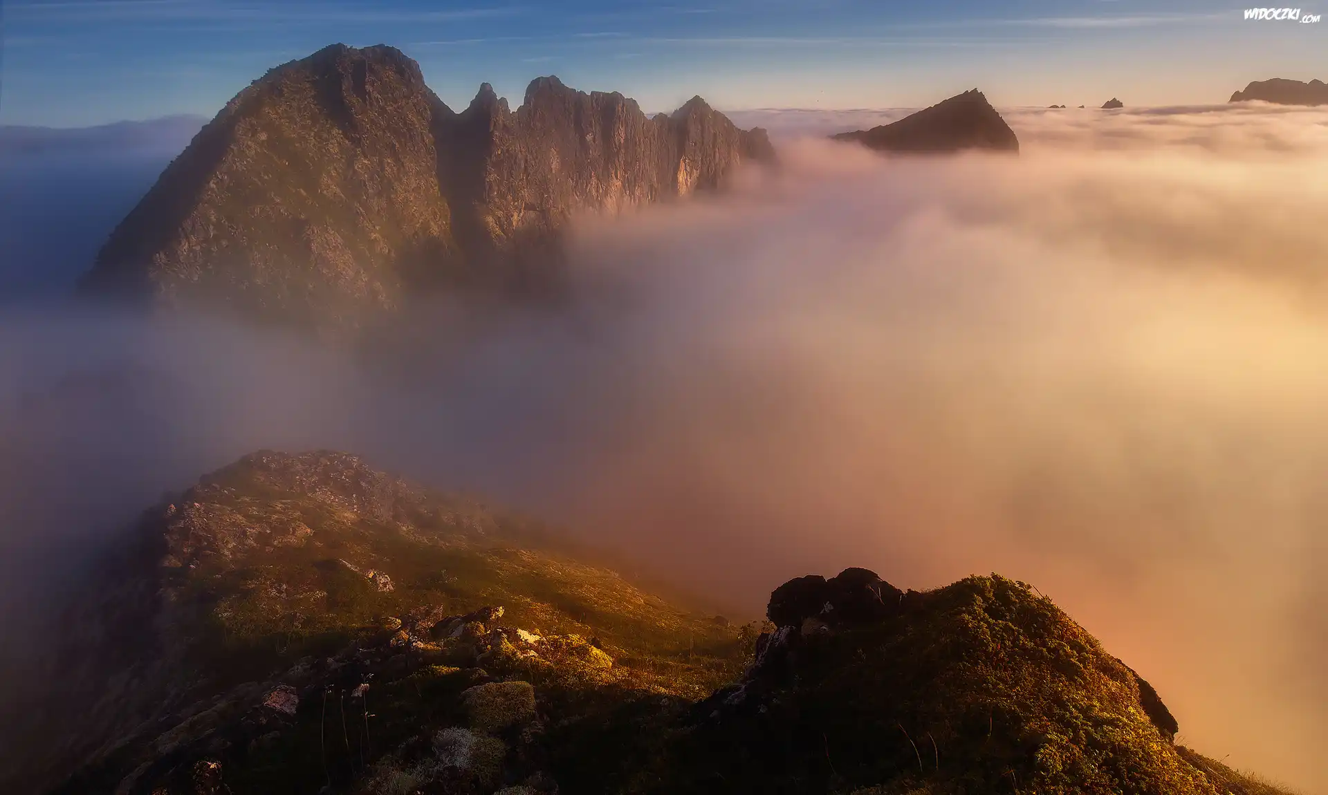 Norwegia, Region Troms, Wyspa Senja, Góry, Mgła