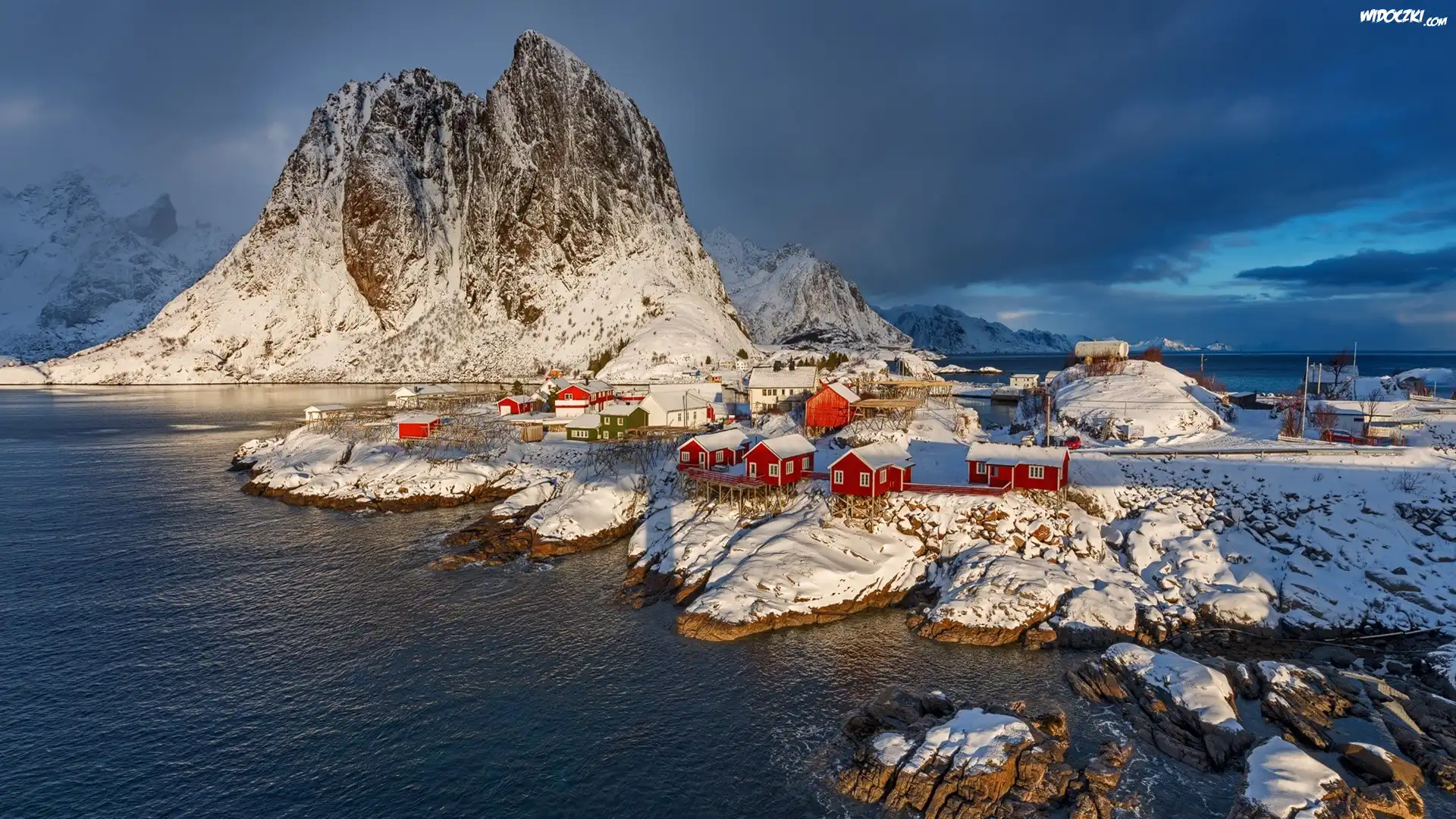 Norwegia, Lofoty, Wyspa Moskenesoya, Wioska Reine, Czerwone, Domki, Góry, Chmury, Zima Zima
