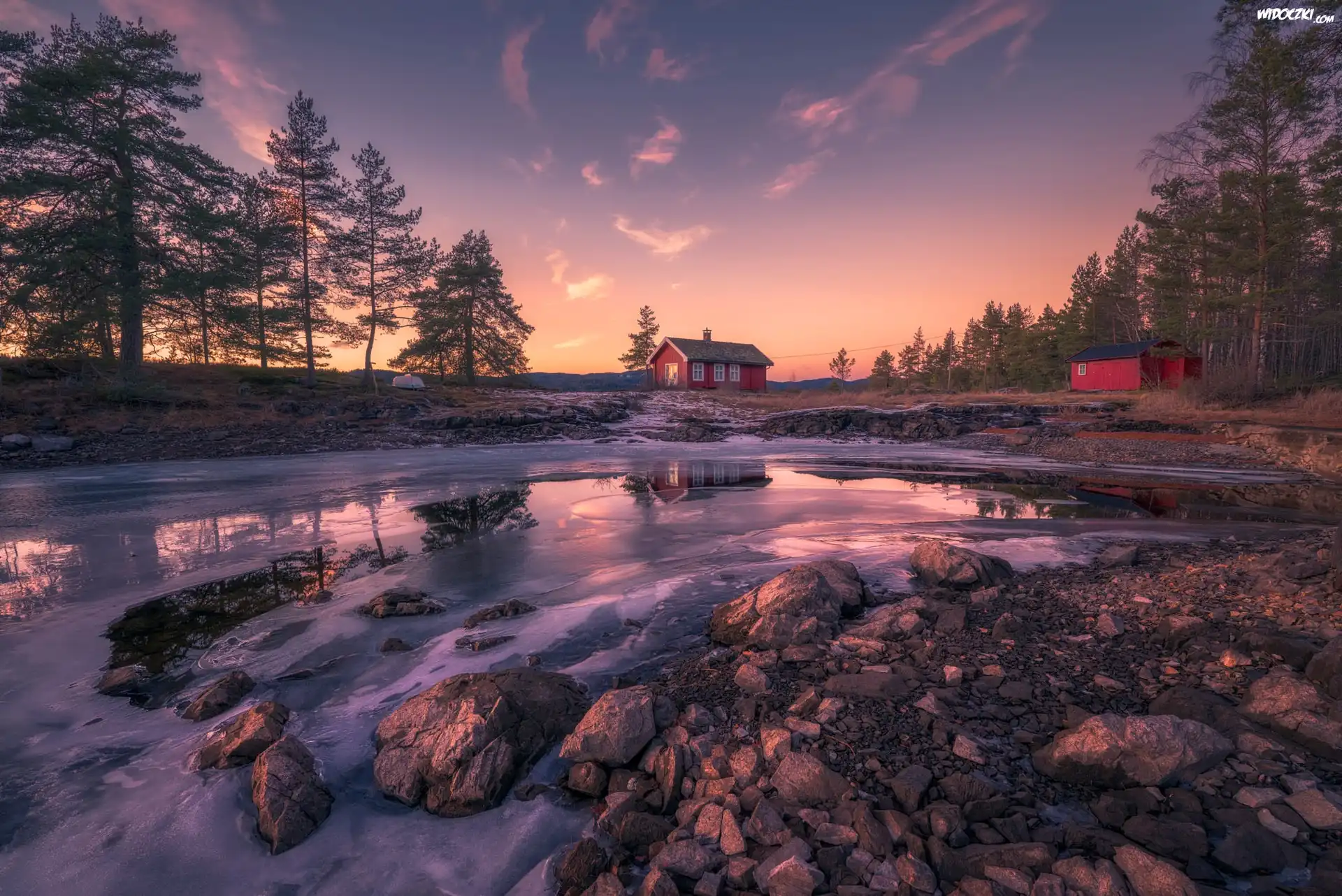 Norwegia, Ringerike, Zachód słońca, Domki, Jezioro, Drzewa, Kamienie