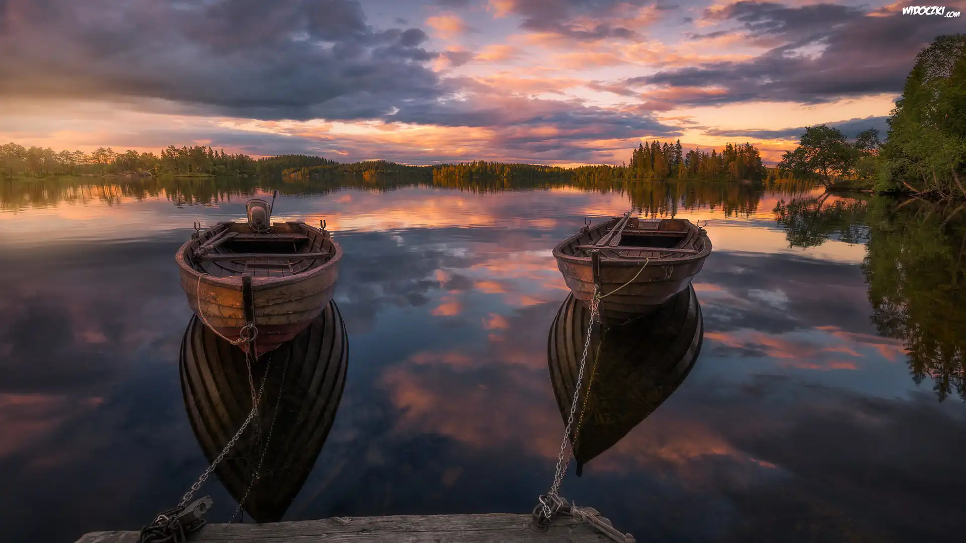 Norwegia, Ringerike, Jezioro, Drzewa, Pomost, Łódki, Chmury