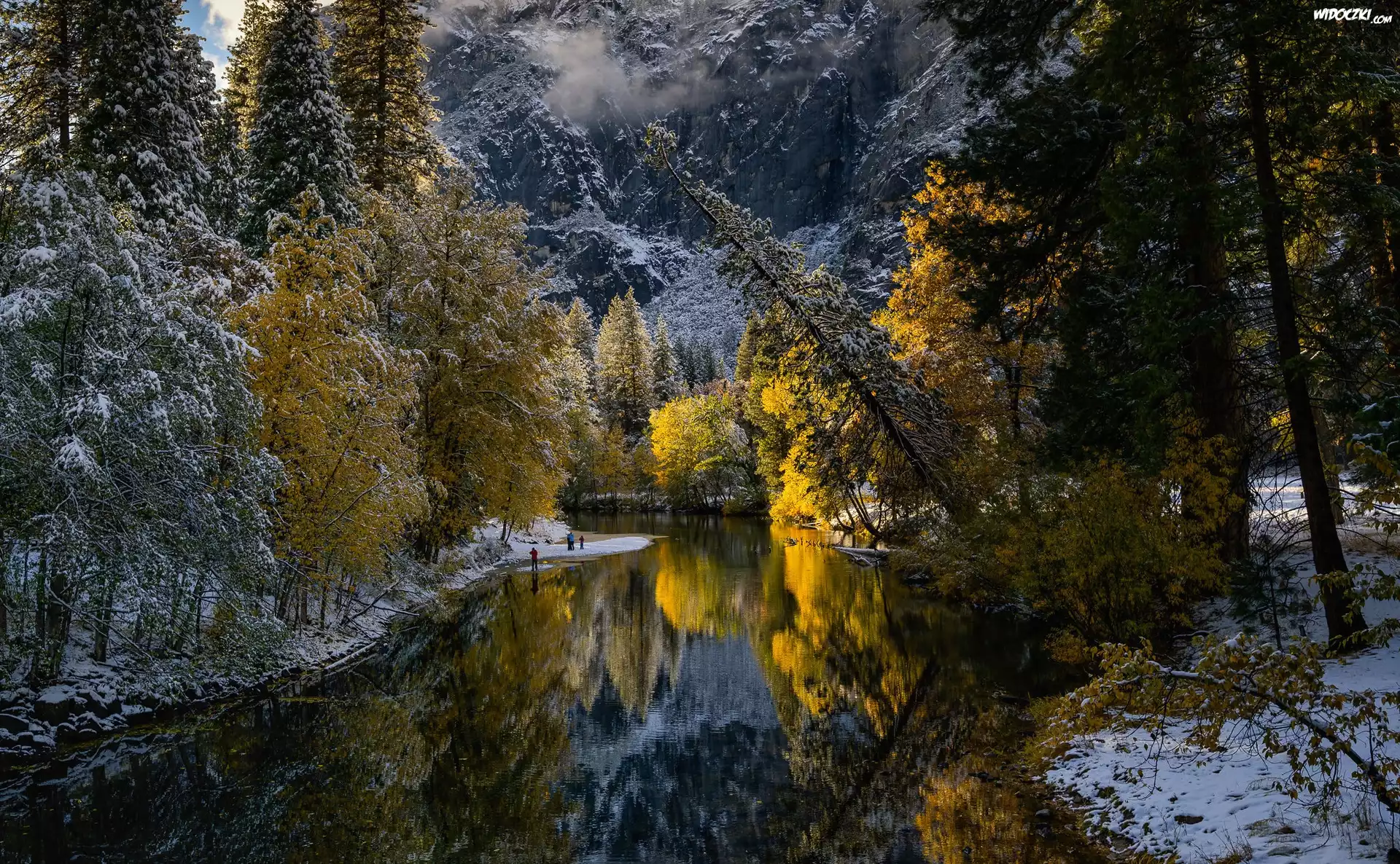 Jesień, Drzewa, Rzeka, Merced River, Park Narodowy Yosemite, Śnieg, Góry, Stan Kalifornia, Stany Zjednoczone