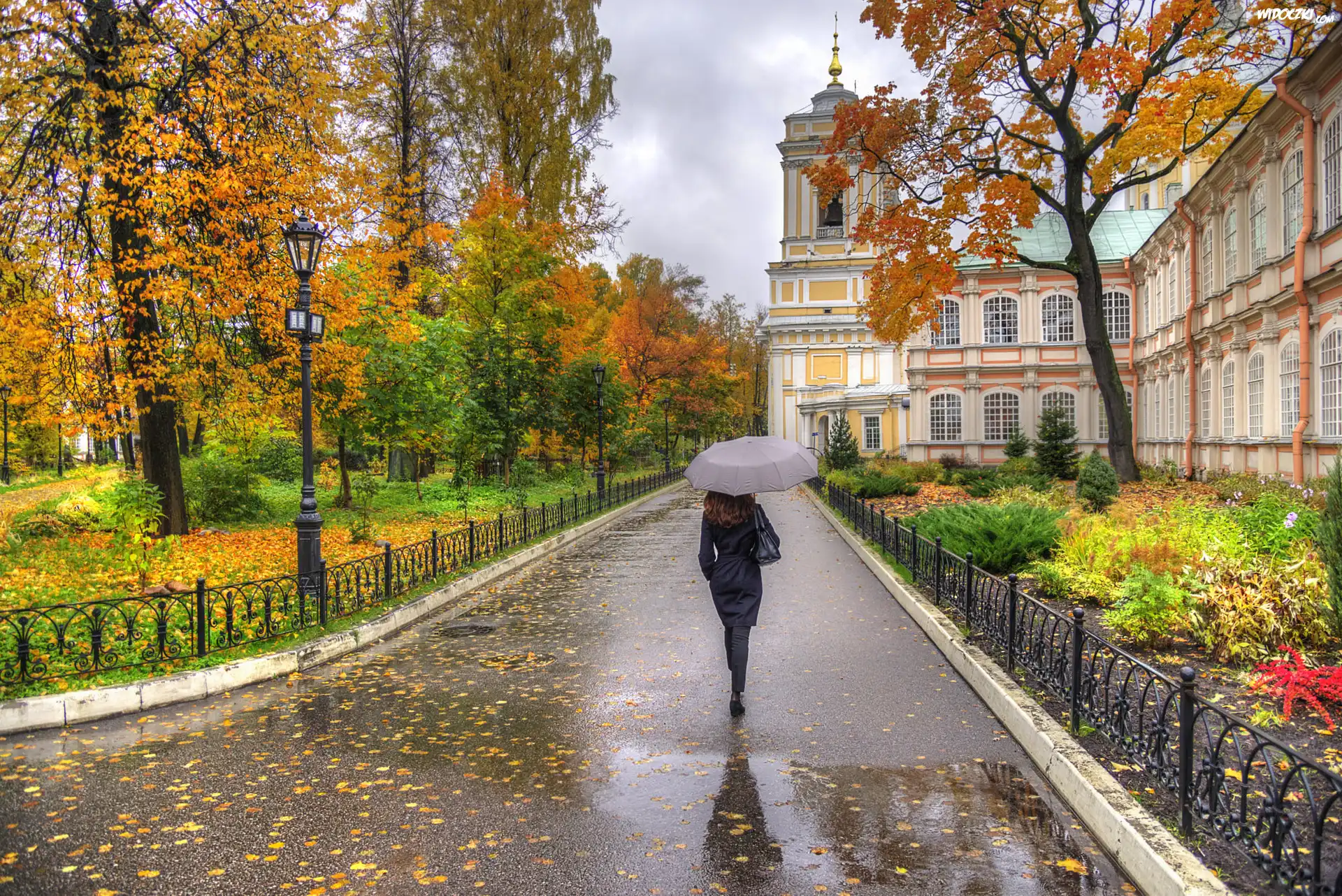 Rosja, Petersburg, Ławra Aleksandra Newskiego w Petersburgu, Klasztor, Jesień, Kobieta, Parasol, Park, Alejka, Drzewa, Liście