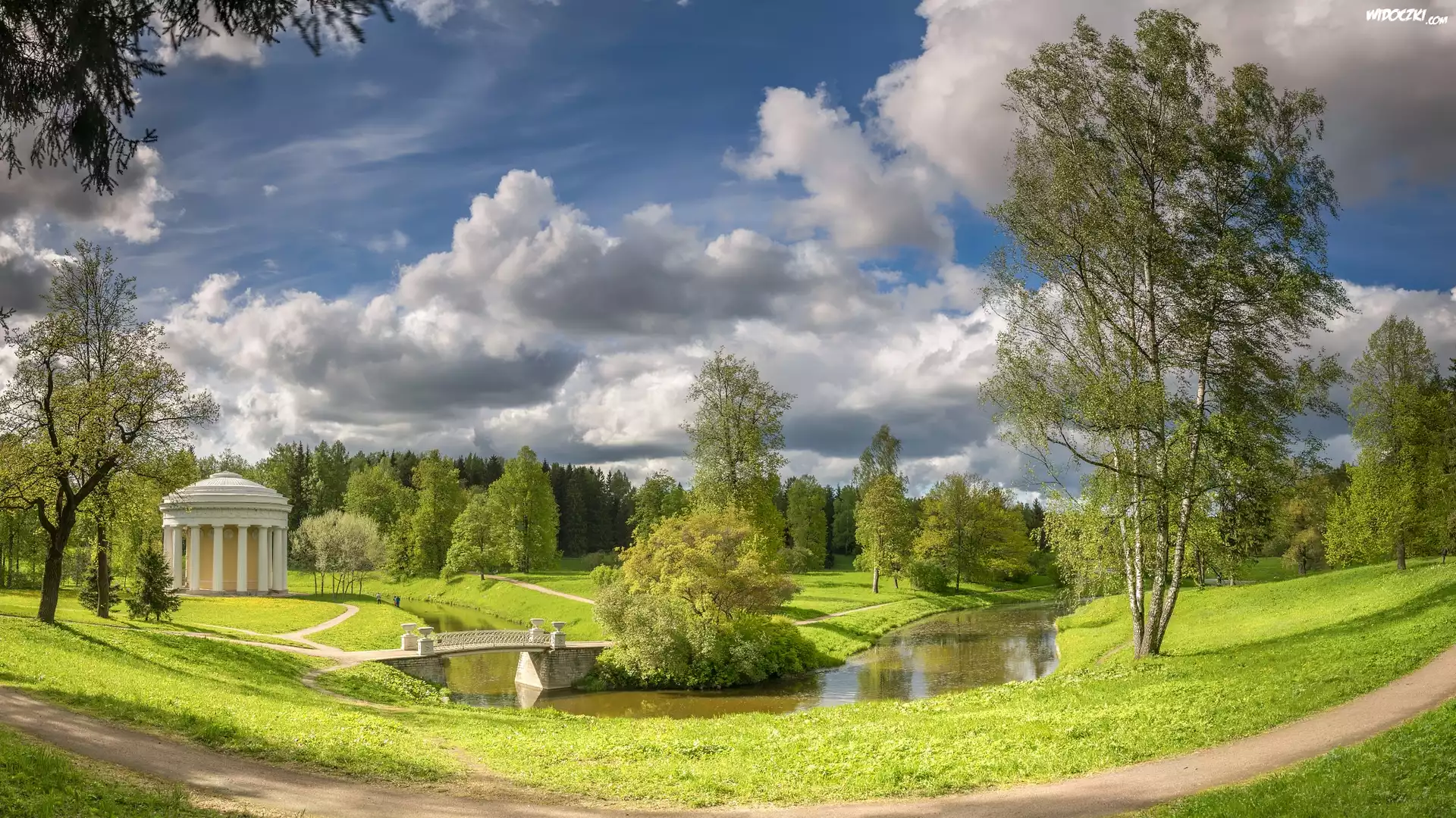 Park, Świątynia Przyjaźni, Mostek, Rzeka Sławianka, Drzewa, Pawłowsk, Petersburg, Rosja