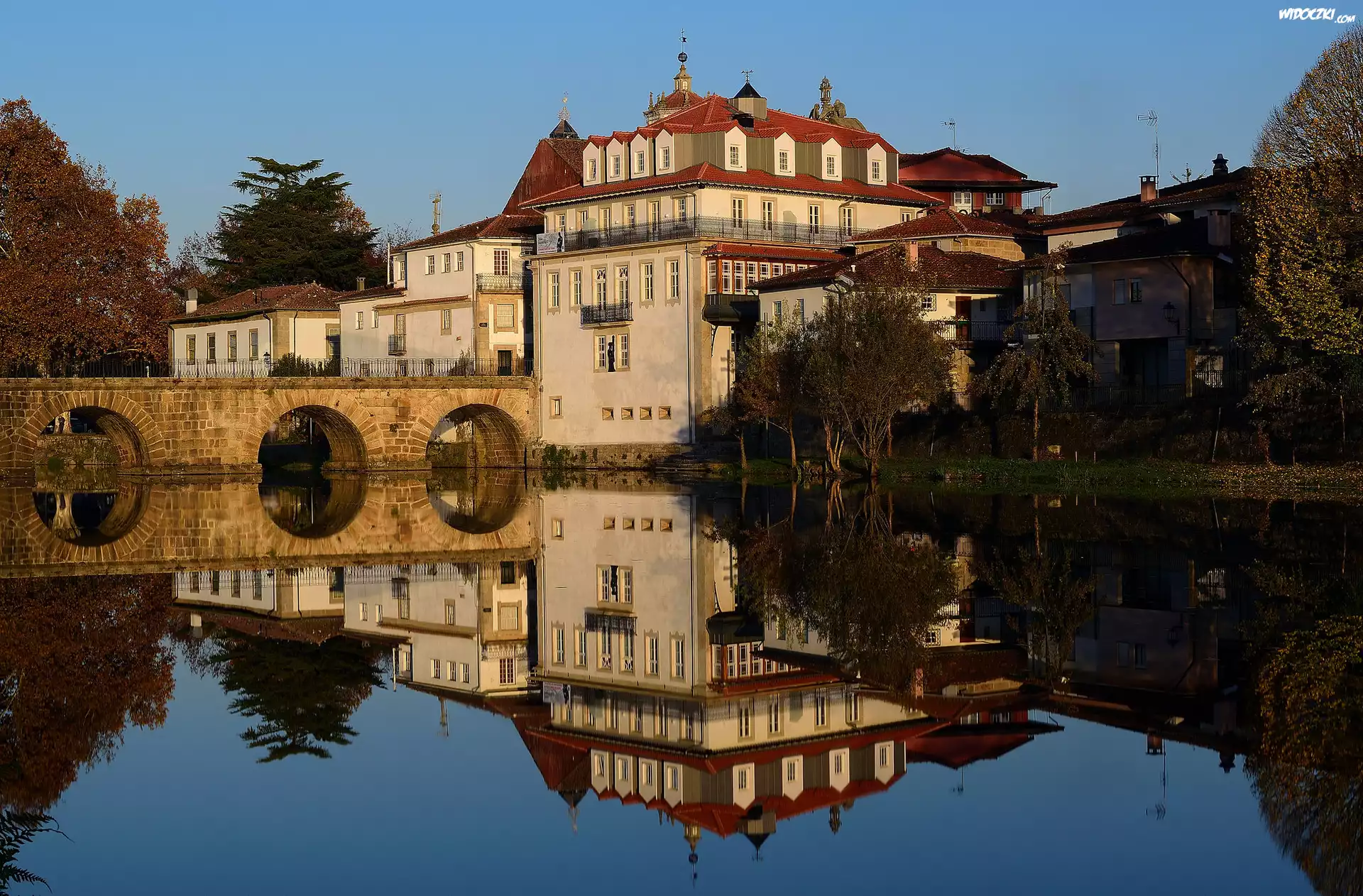Rzeka Tamega, Most, Trajano Bridge, Domy, Drzewa, Odbicie, Chaves, Portugalia