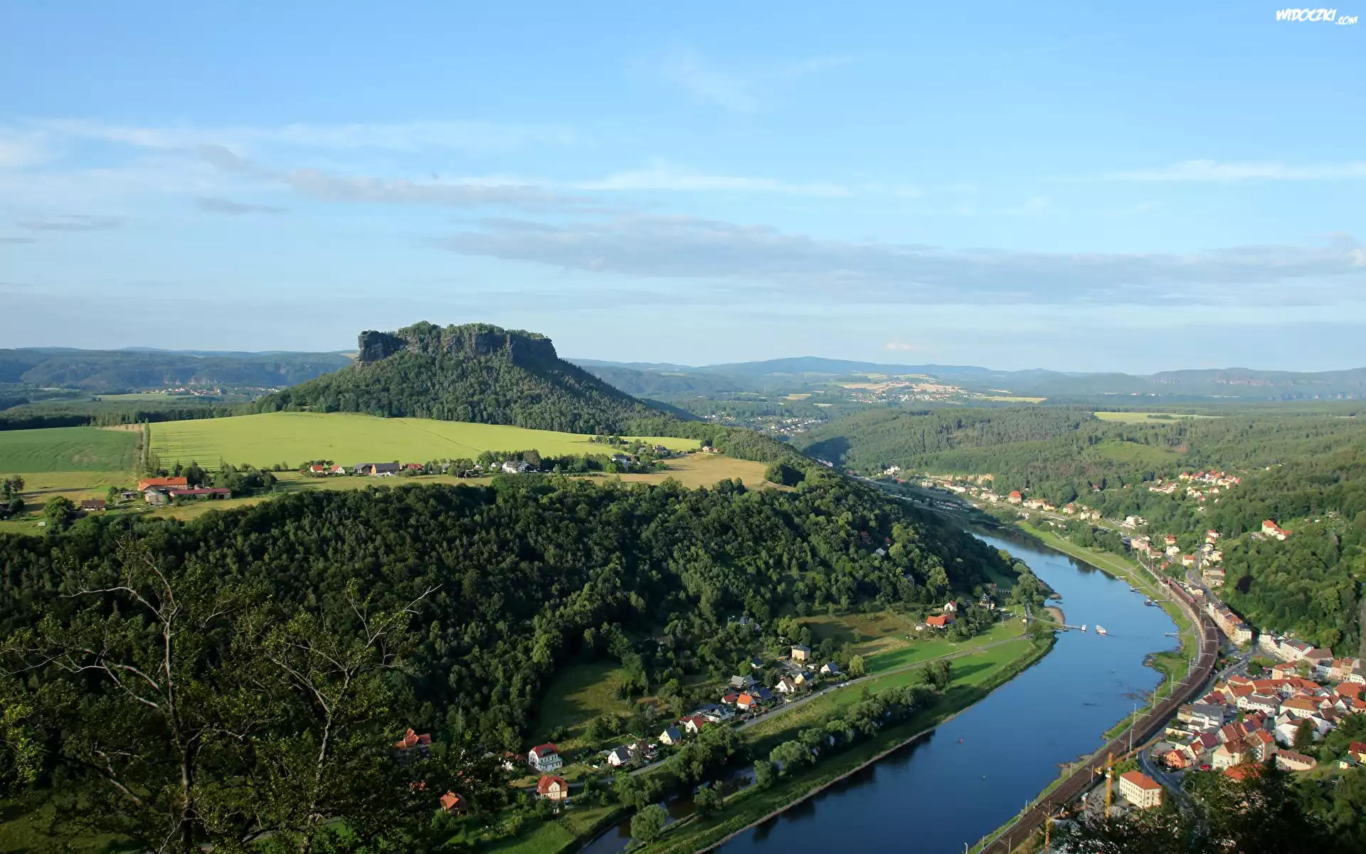 Las, Drzewa, Rzeka Łaba, Góra Lilienstein, Domy, Miasteczko Konigstein, Saksonia, Niemcy