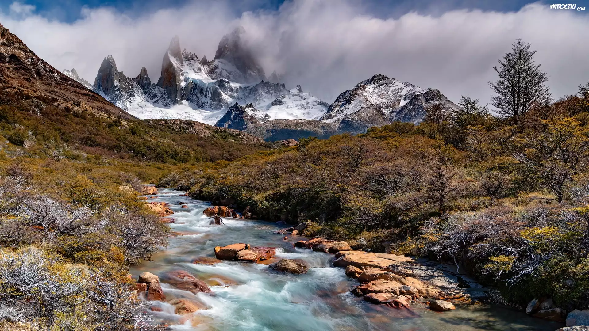 Góry Andy, Szczyt Fitz Roy, Rzeka, Kamienie, Drzewa, Roślinność, Chmury, Patagonia, Argentyna