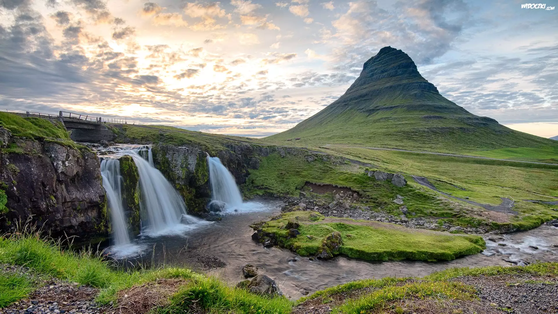 Góra Kirkjufell, Rzeka, Wodospad Kirkjufellsfoss, Wschód słońca, Chmury, Półwysep Snaefellsnes, Islandia
