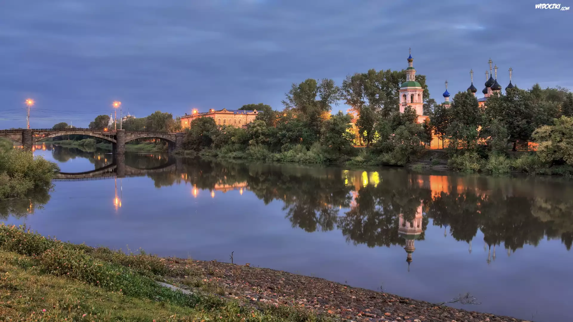 Rzeka Wołogda, Most, Latarnie, Poranek, Drzewa, Cerkiew Objawienia Pańskiego, Wołogda, Obwód wołogodzki, Rosja