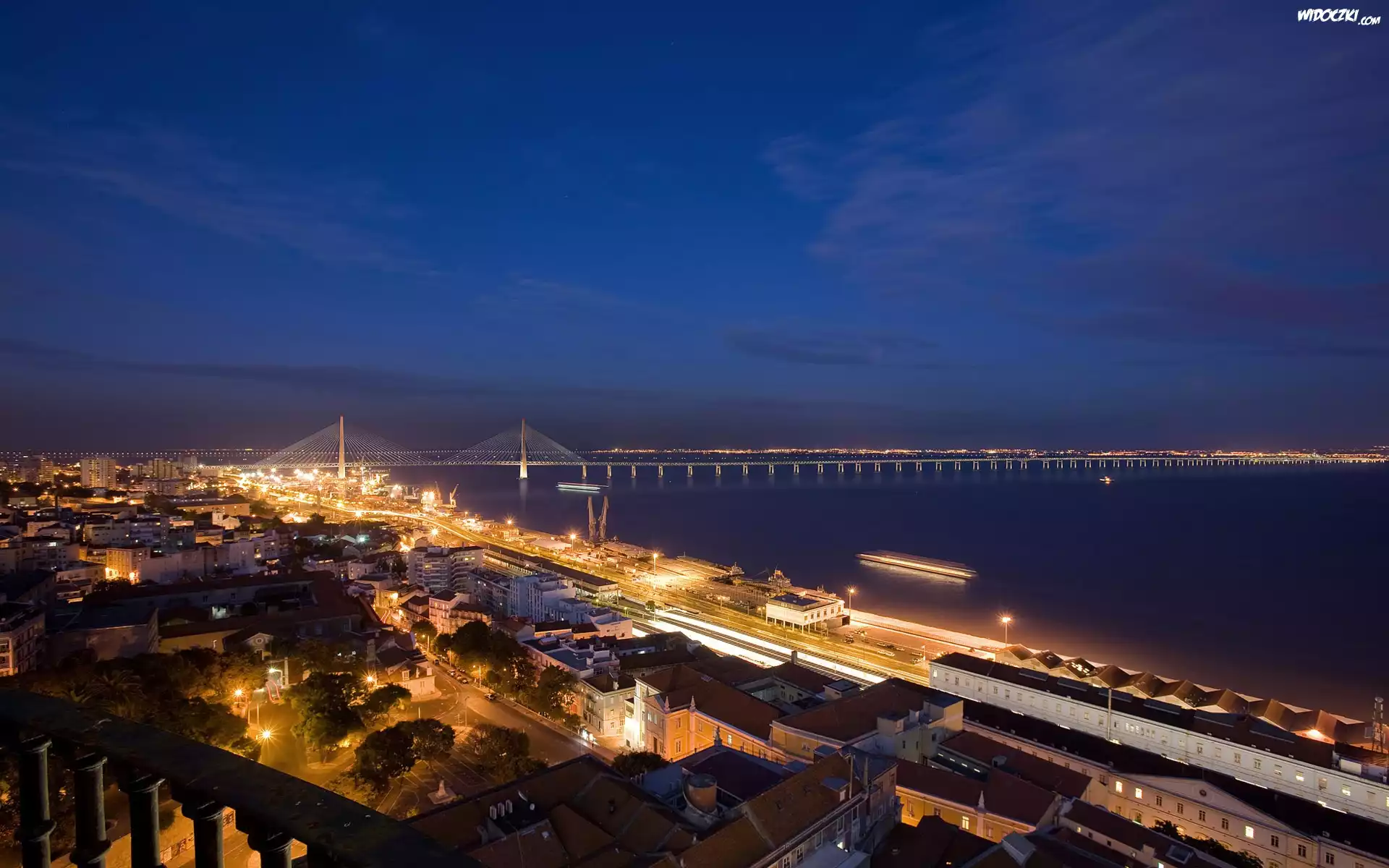 Most, Rzeka, Miasto