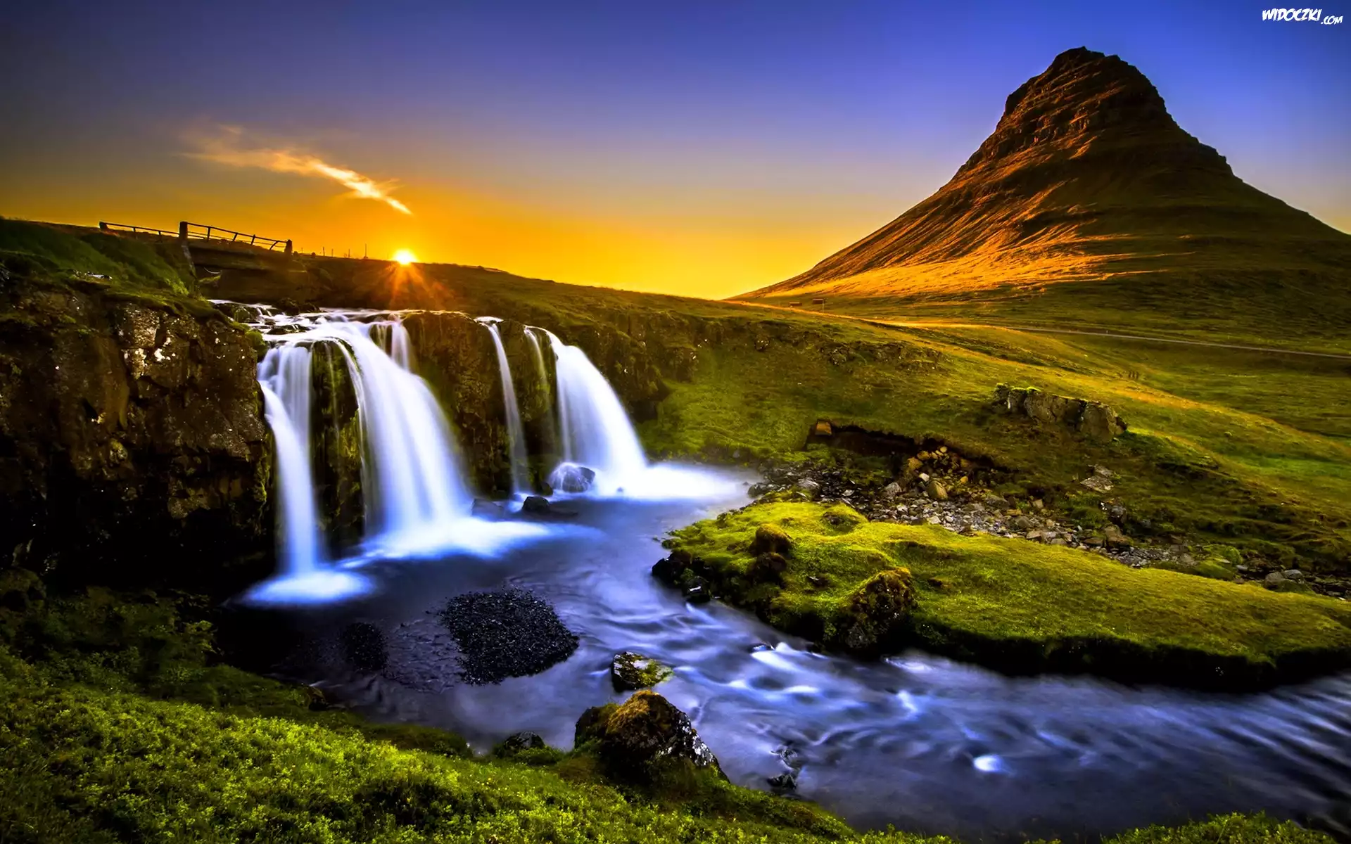 Islandia, Góra Kirkjufell, Wodospad Kirkjufellsfoss, Rzeka, Kamienie, Zachód słońca , Góry