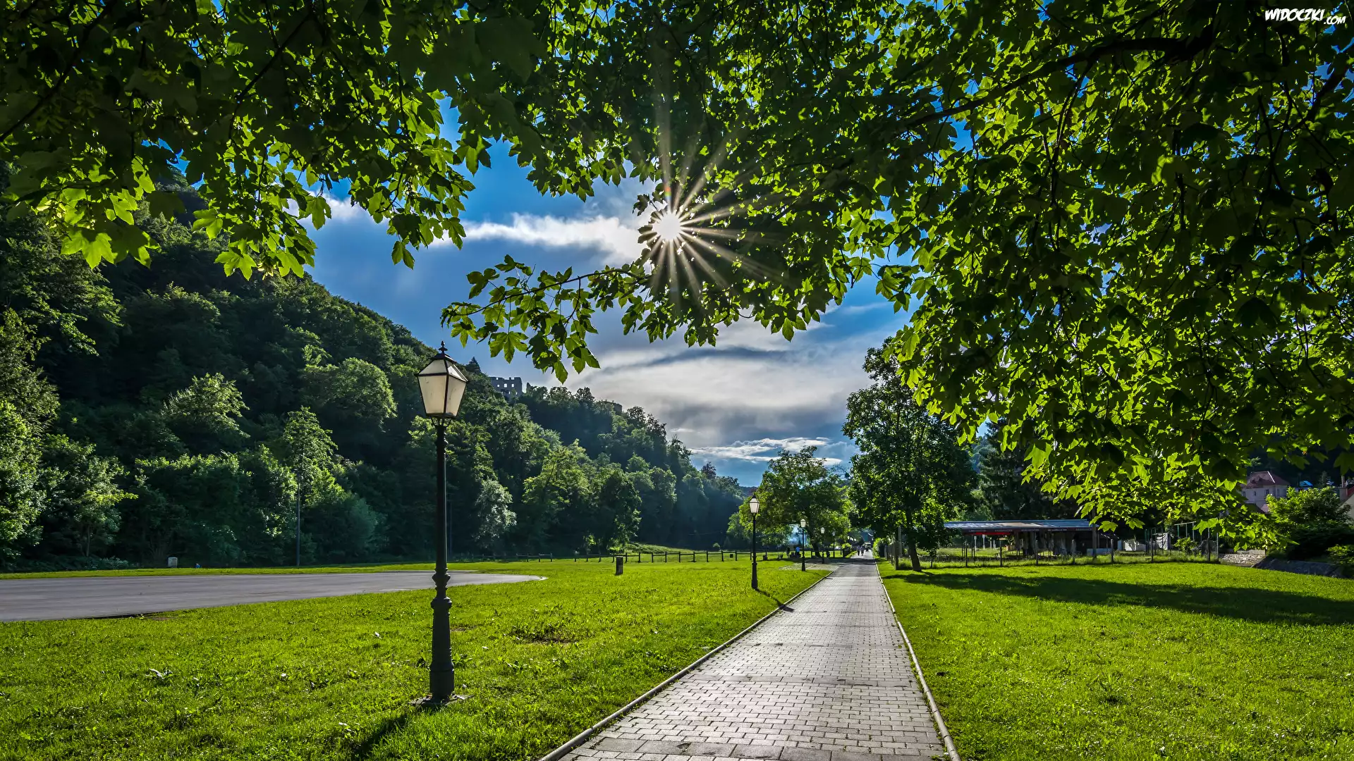 Chorwacja, Samobor, Park, Drzewa, Alejka, Latarnie, Promienie słońca