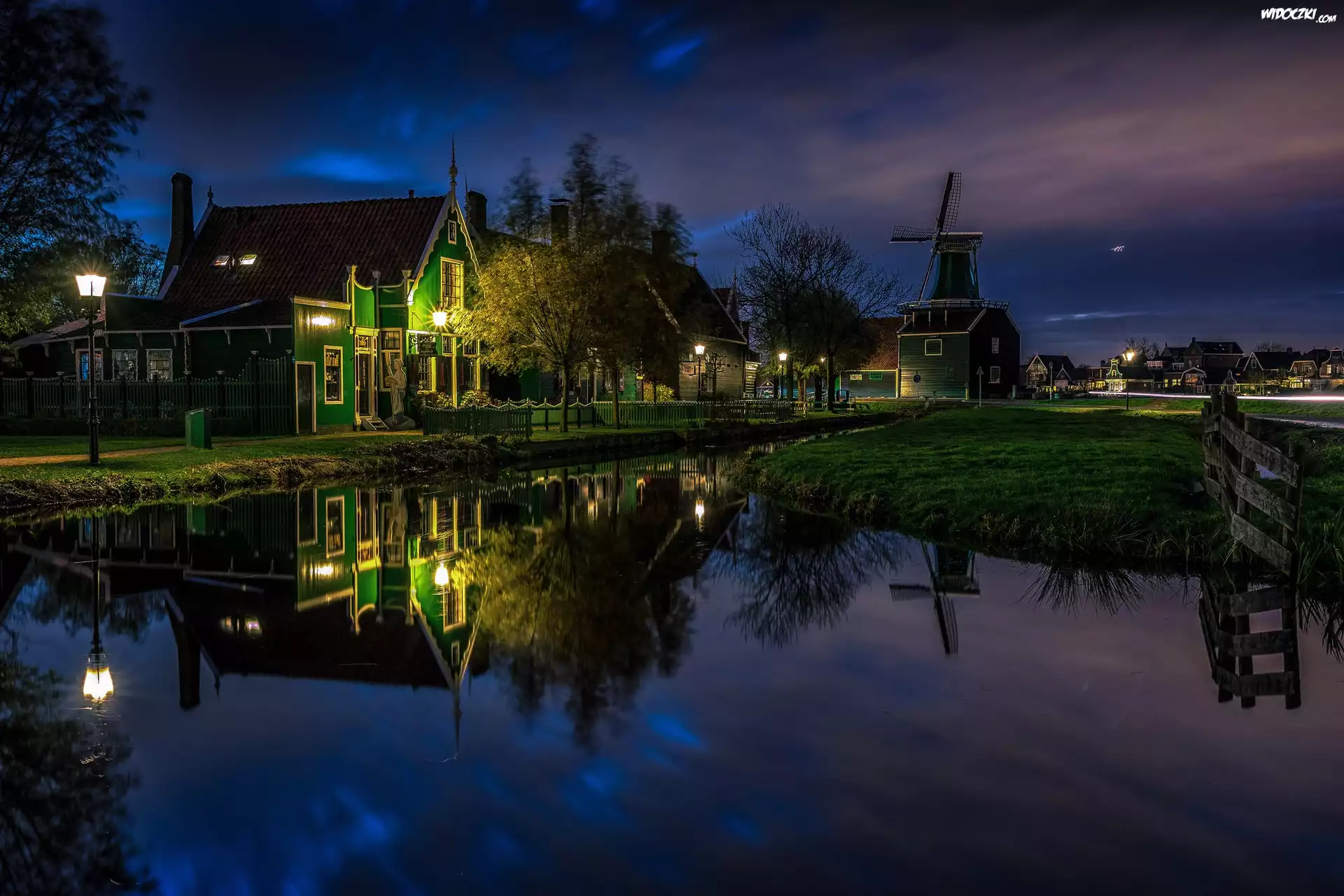 Zaanse Schans, Holandia, Noc, Dom, Wiatrak, Odbicie