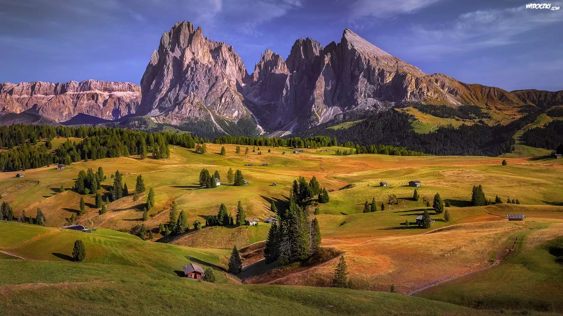 Dolomity, Góry, Sassolungo, Drewniane, Domy, Drzewa, Chmury, Płaskowyż, Seiser Alm, Dolina, Val Gardena, Włochy
