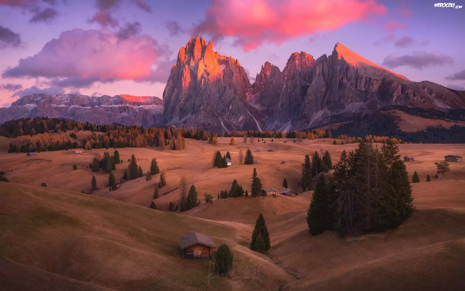 Góry Sassolungo, Dolomity, Płaskowyż Seiser Alm, Dolina Val Gardena, Wzgórza, Domy, Drzewa, Chmury, Włochy