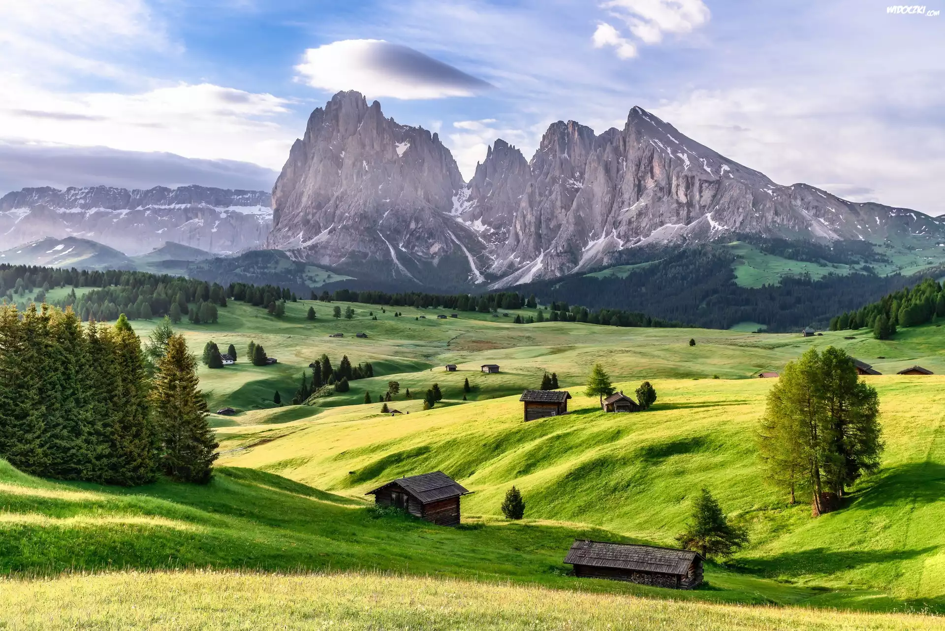 Góry Sassolungo, Dolomity, Płaskowyż Seiser Alm, Dolina Val Gardena, Włochy, Drzewa, Domy, Łąki, Chmury