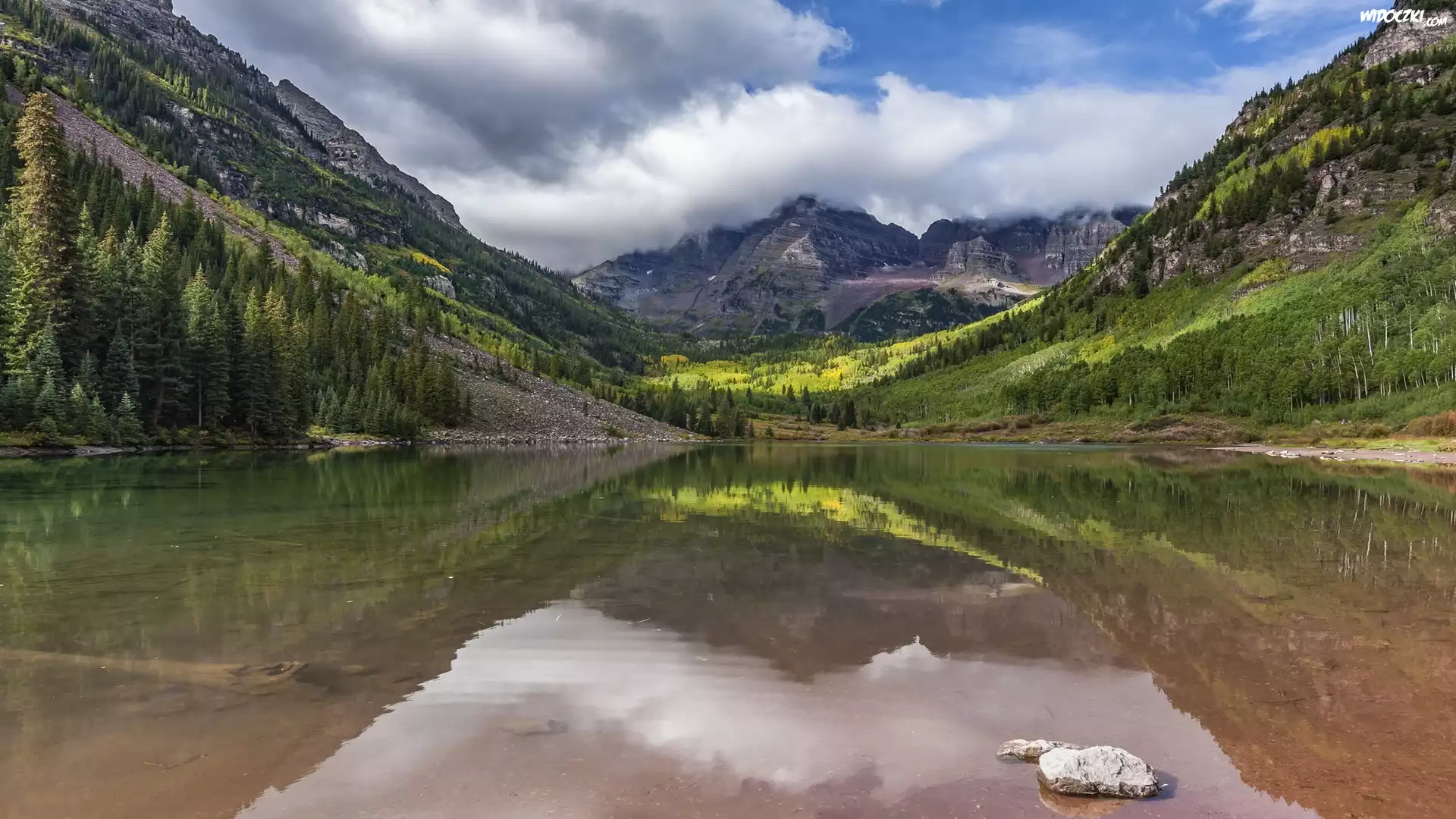 Jezioro Maroon Lake, Góry Skaliste, Szczyty Maroon Bells, Drzewa, Chmury, Stan Kolorado, Stany Zjednoczone