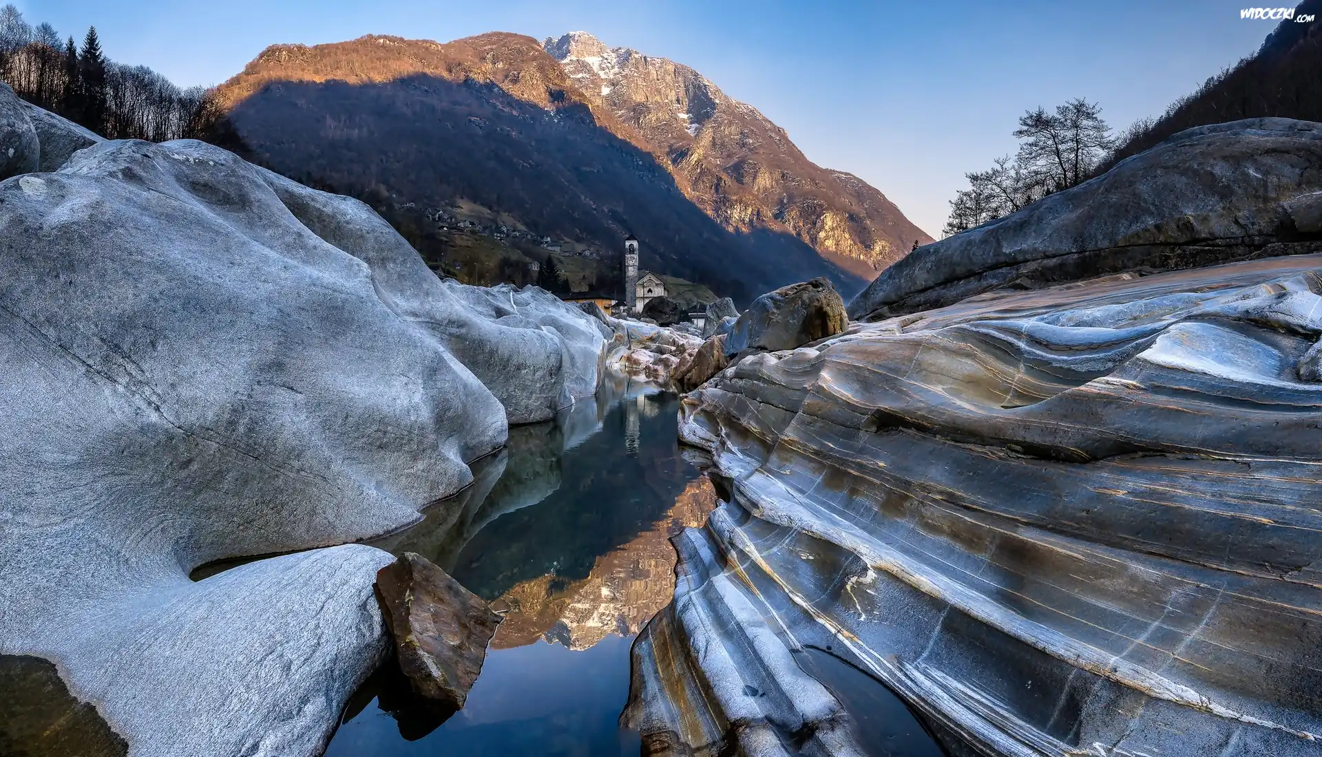 Szwajcaria, Dolina Verzasca, Lavertezzo, Rzeka Verzasca, Kościół, Góry, Skały