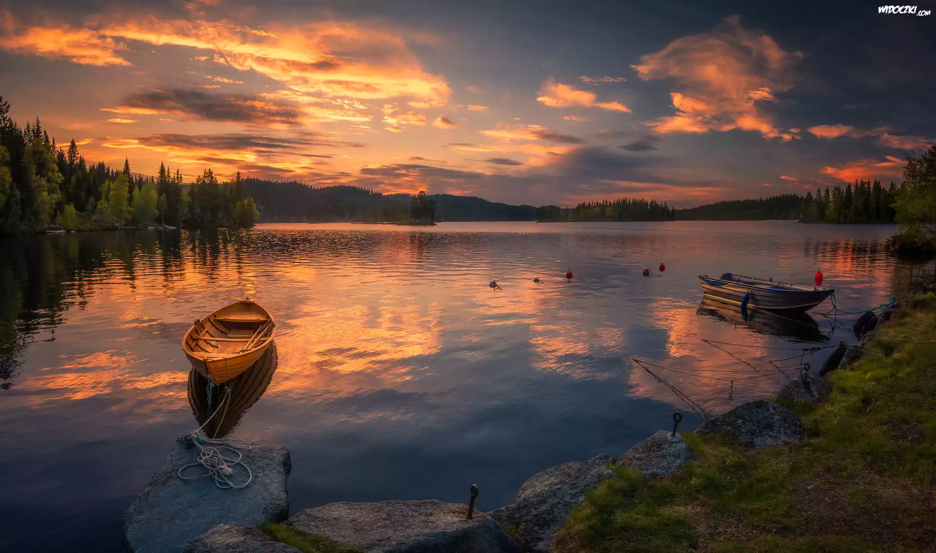 Norwegia, Ringerike, Jezioro, Łódki, Brzeg, Drzewa, Chmury, Zachód słońca