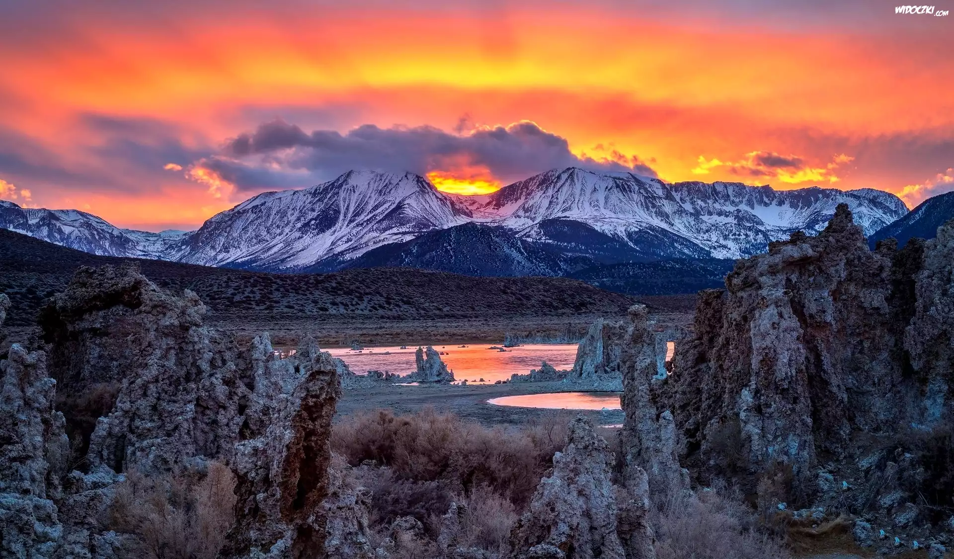 Stany Zjednoczone, Stan Kalifornia, Jezioro Mono Lake, Góry, Zachód Słońca