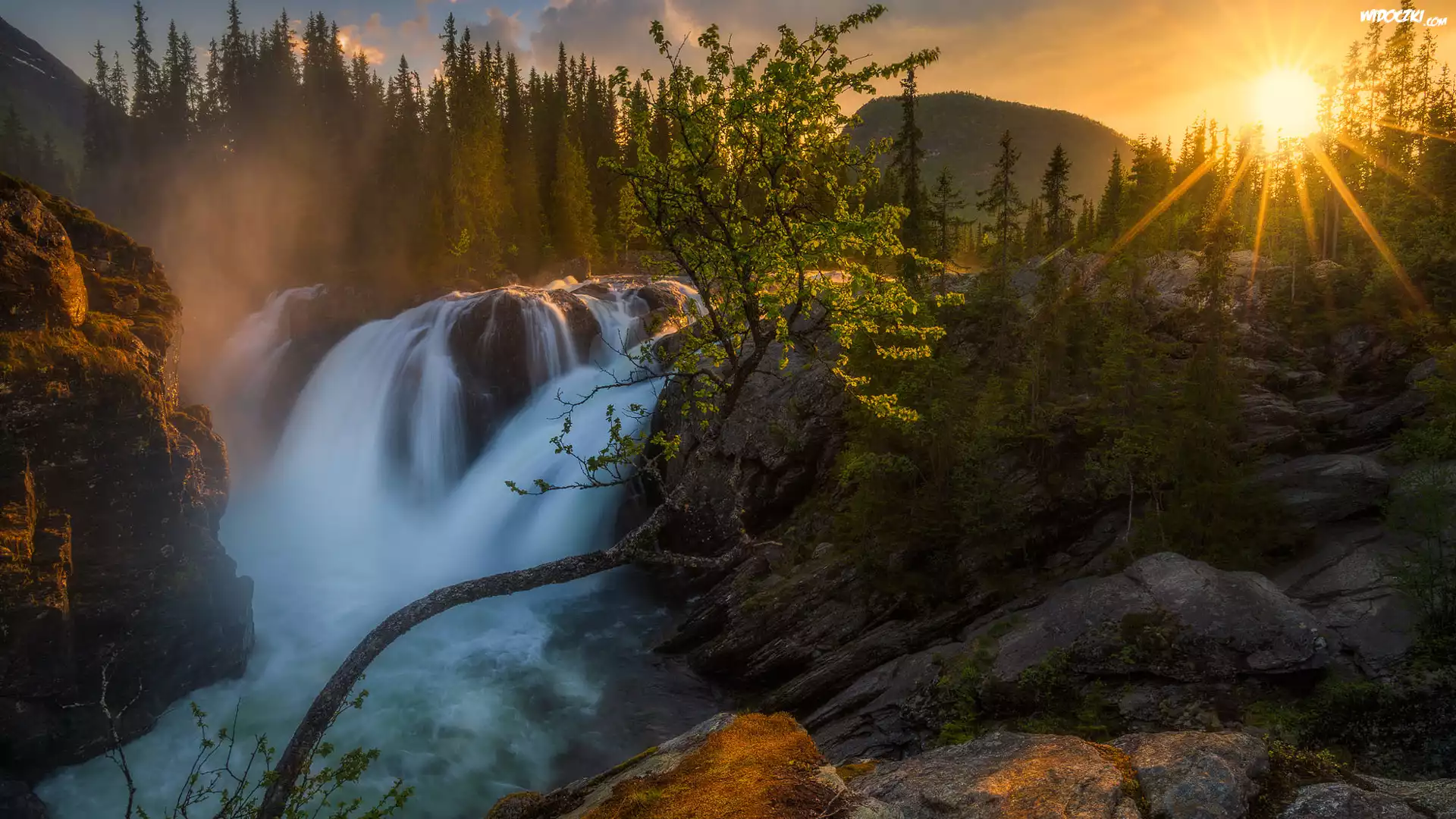 Norwegia, Gmina Hemsedal, Wodospad Rjukandefossen, Skały, Góry, Drzewa, Promienie słońca